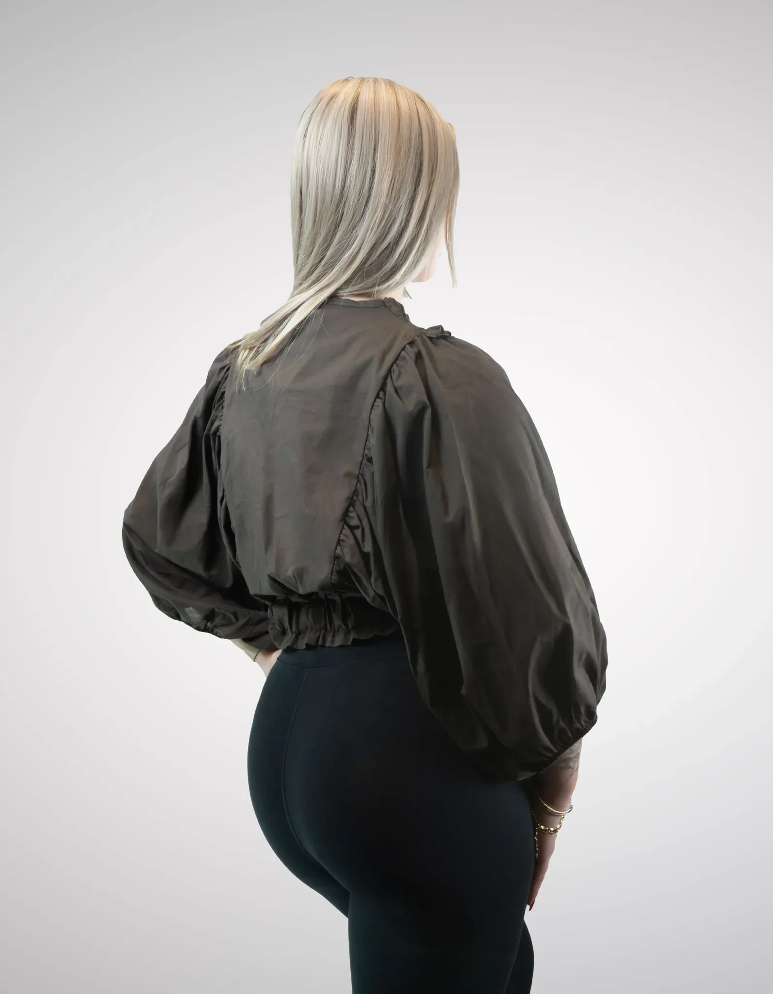 Rückenansicht der braunen Cropped-Bluse.