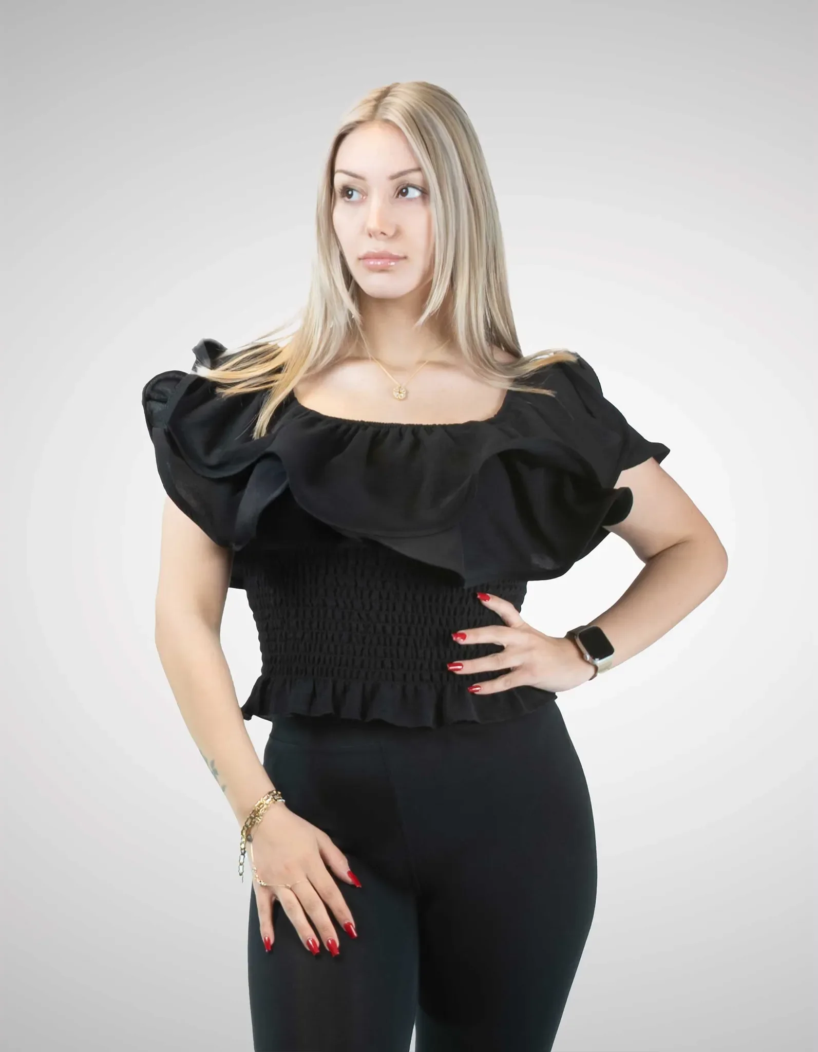 Model trägt schwarzes Volanttop Front.