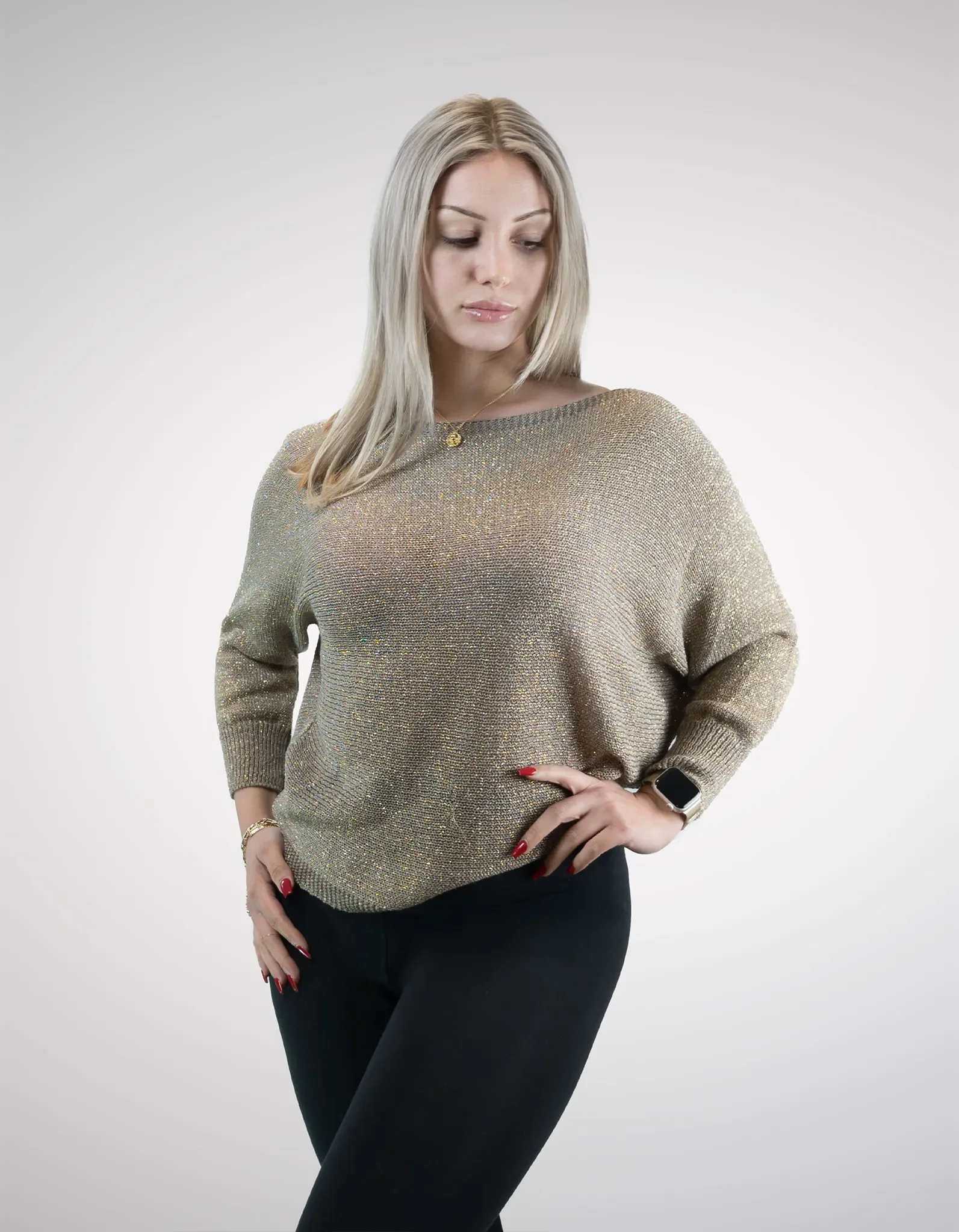 Model trägt glitzernden Pullover Sand Front.