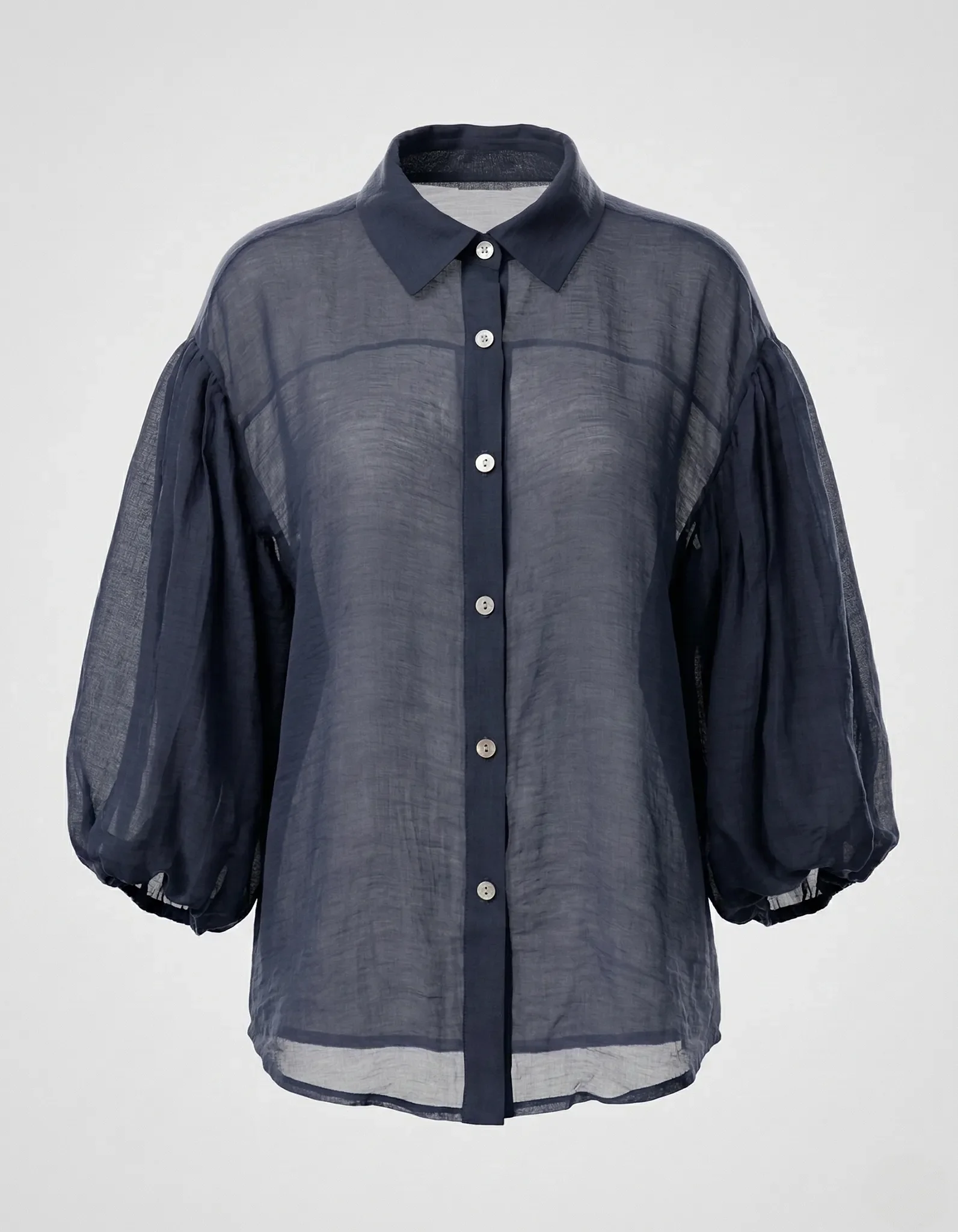 Dunkelblaue Bluse Mira aus 100 % Baumwolle mit Knopfleiste und Kragen – Frontansicht.