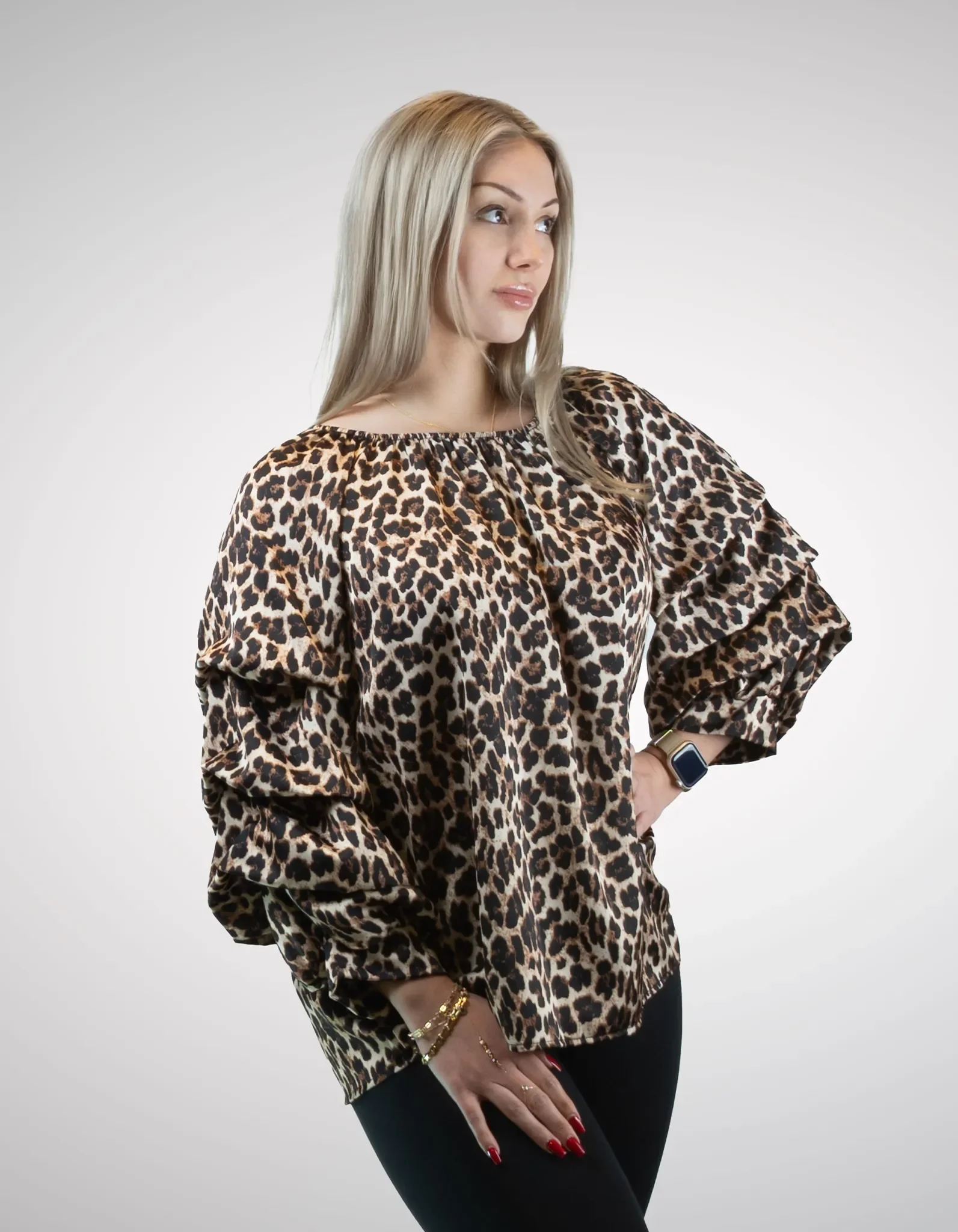 Damenbluse mit Leoparden-Muster und weiten Ärmeln.