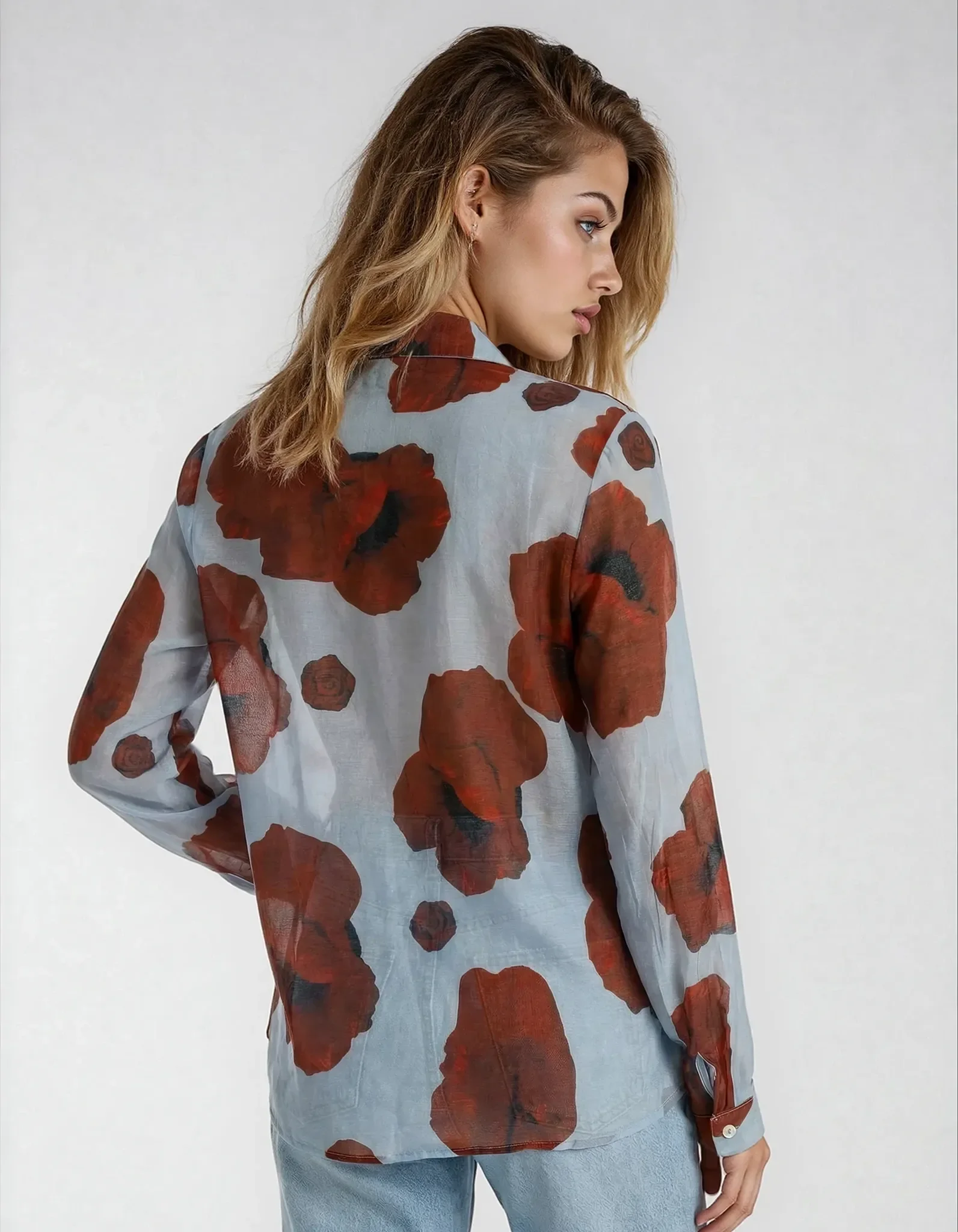 Modell in Pose mit Flora Mohnblumen-Bluse.