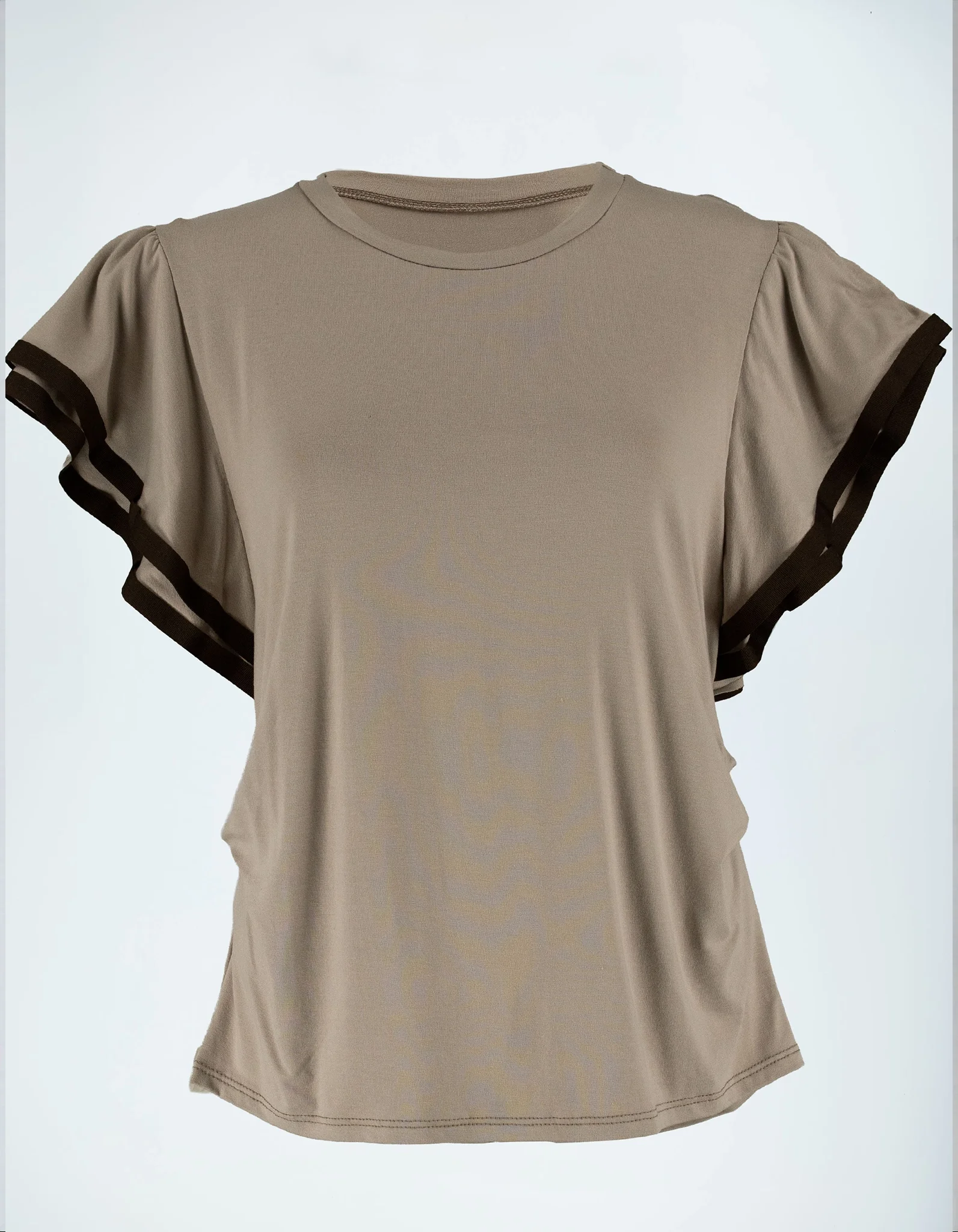 Damen T-Shirt Lina in Taupe mit femininen Volantärmeln und farbigem Abschluss – Frontansicht.