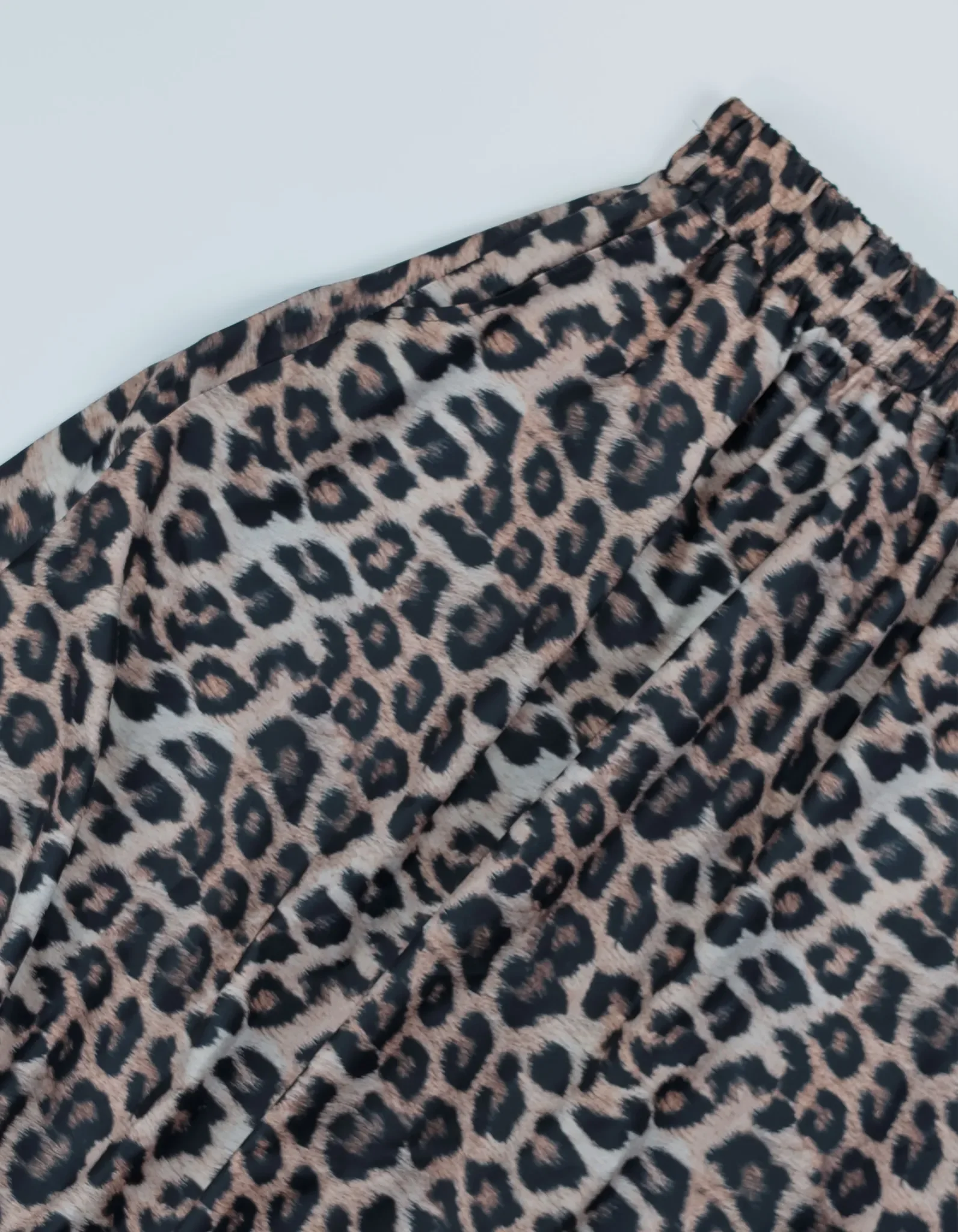 Detail Leoprint und Gummibund.