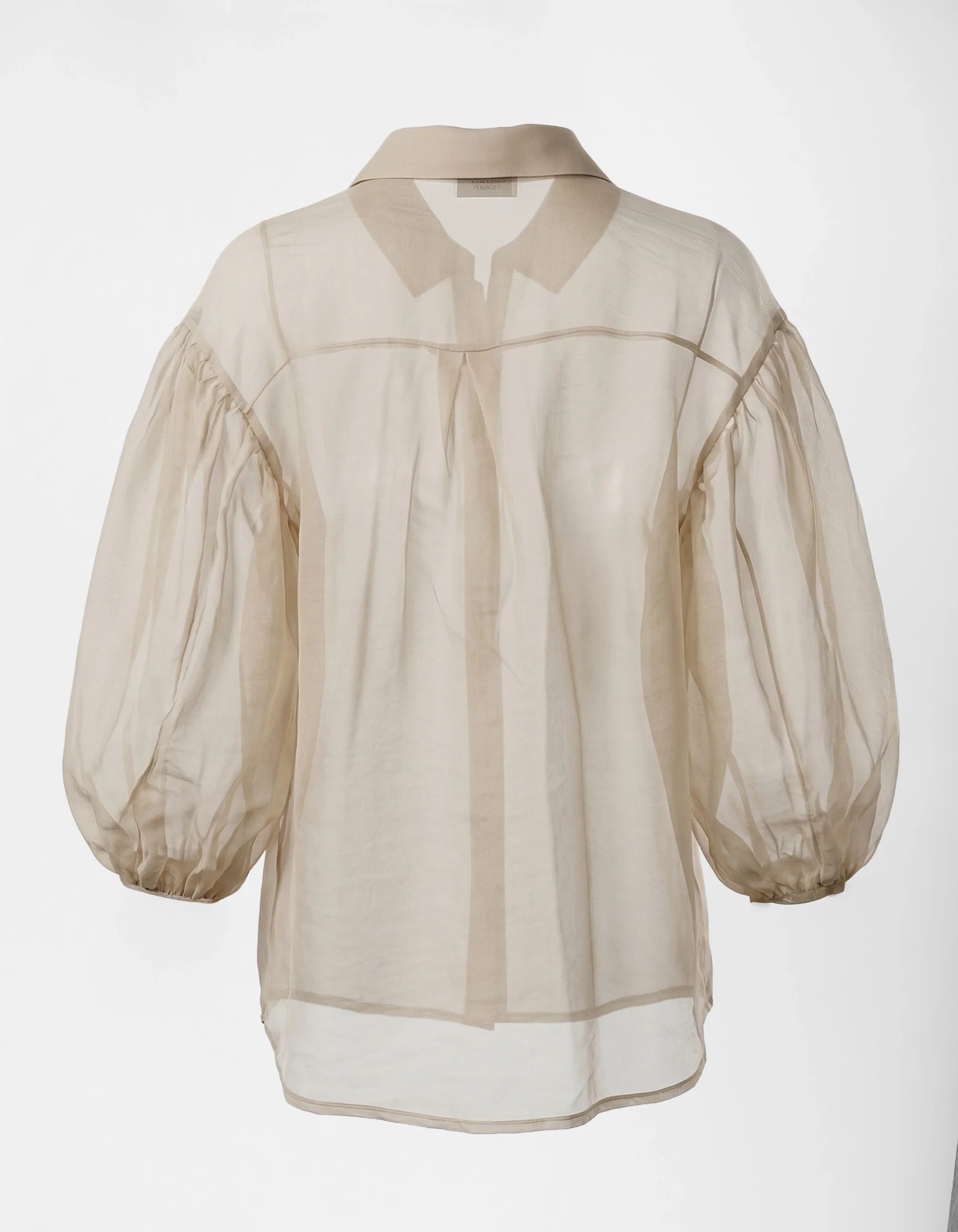 Rückansicht der cremefarbenen Bluse Mira – luftiger Baumwollstoff für den Sommer.