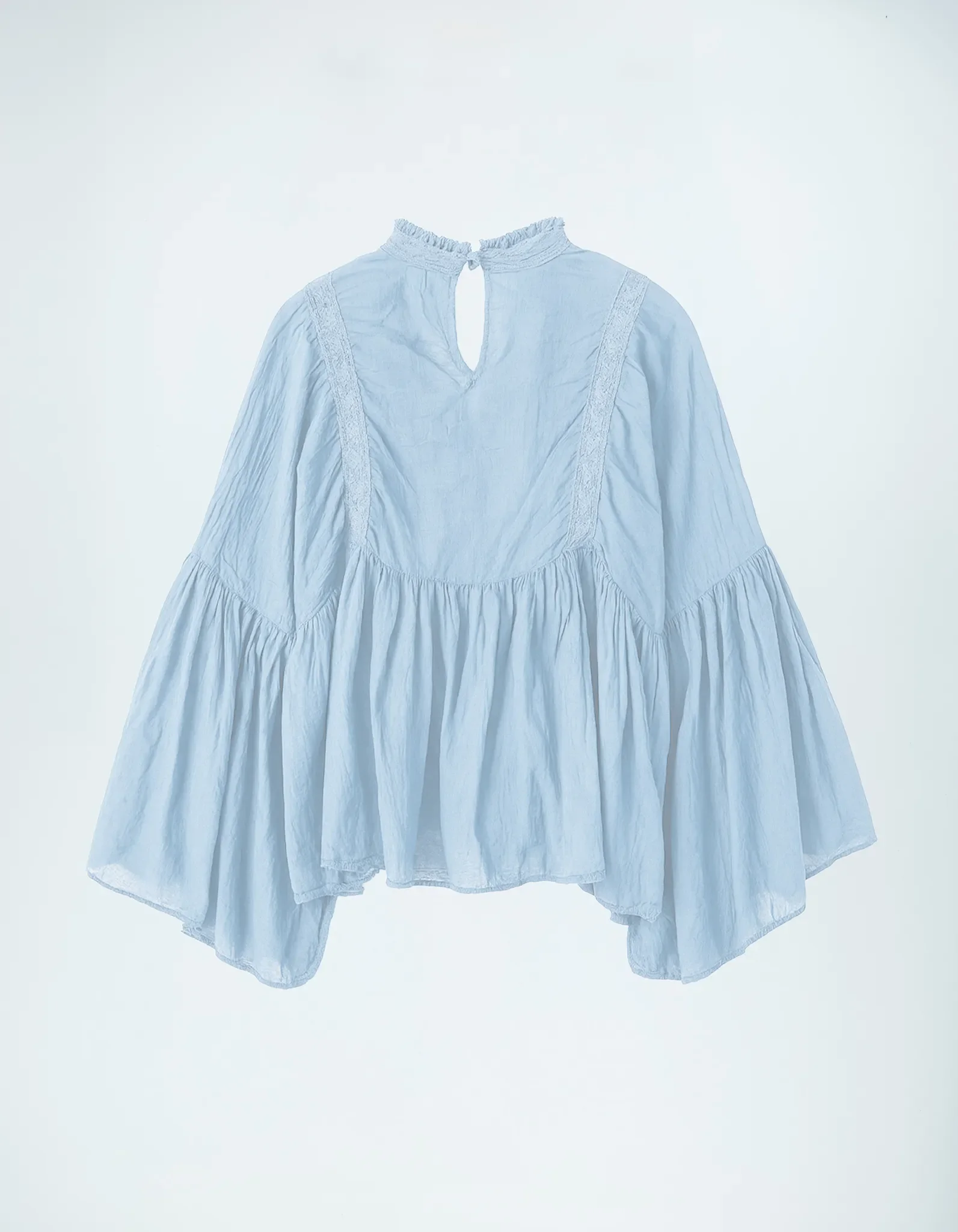 Rückansicht der freigestellten Oversize-Bluse in Hellblau mit Knopfverschluss am Nacken, Schlüsselloch-Ausschnitt und lockerer Passform.