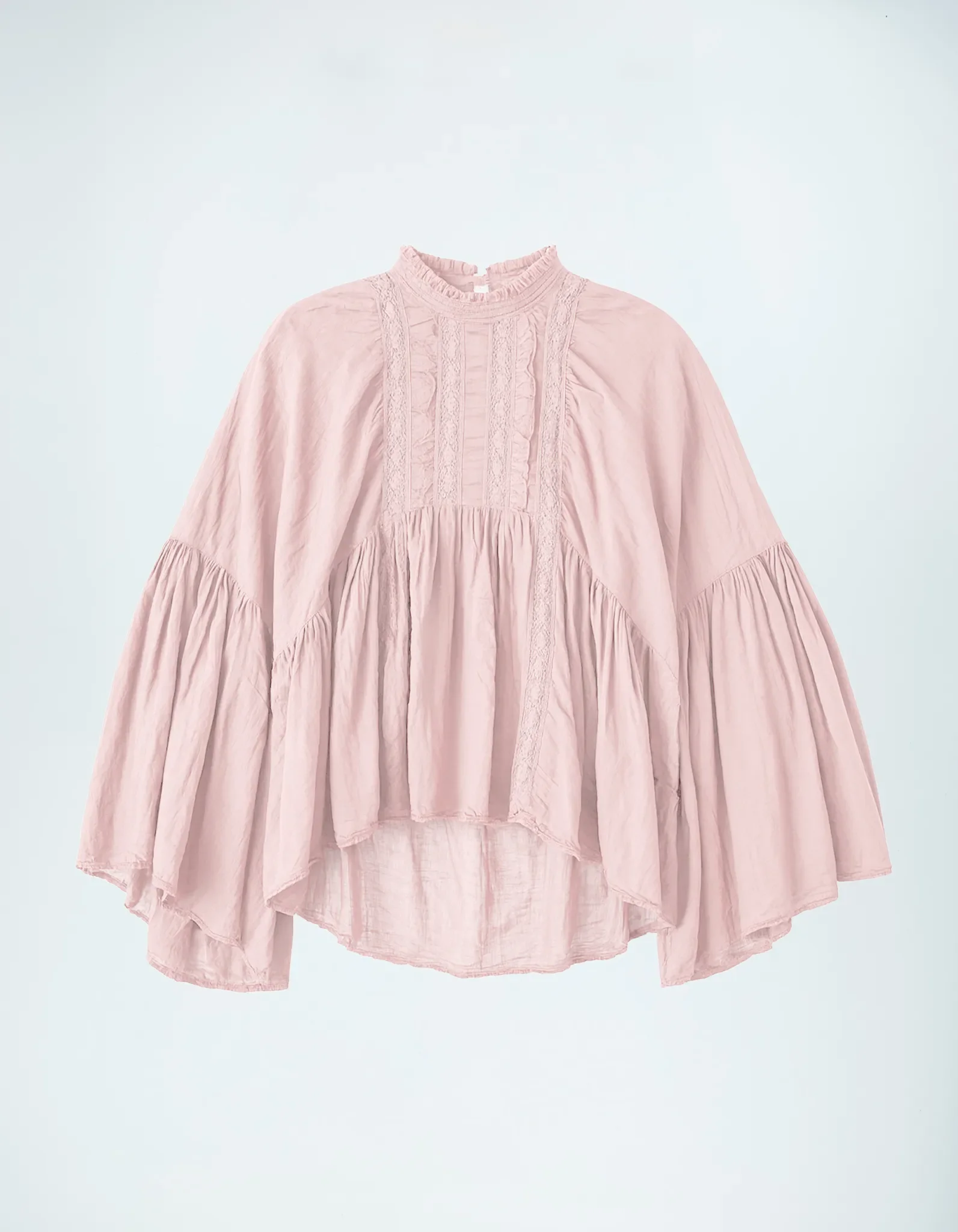 Freigestellte Vorderansicht der voluminösen Boho-Bluse in Zartrosa mit vertikalen Spitzenborten, Stehkragen und weit ausgestellten Glockenärmeln.
