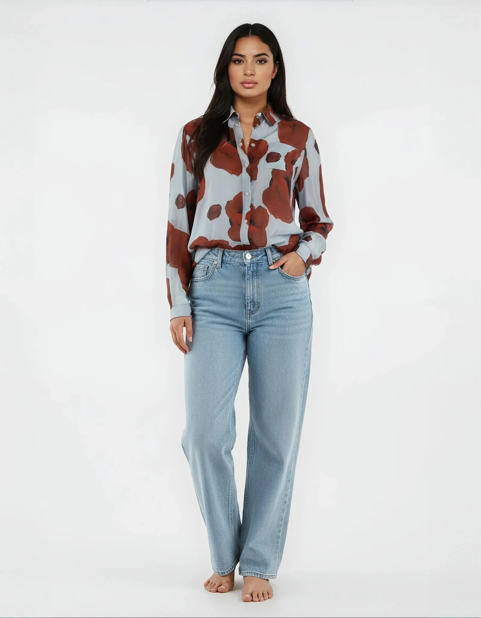 Modell trägt Flora Bluse mit Mohnblumen-Print.