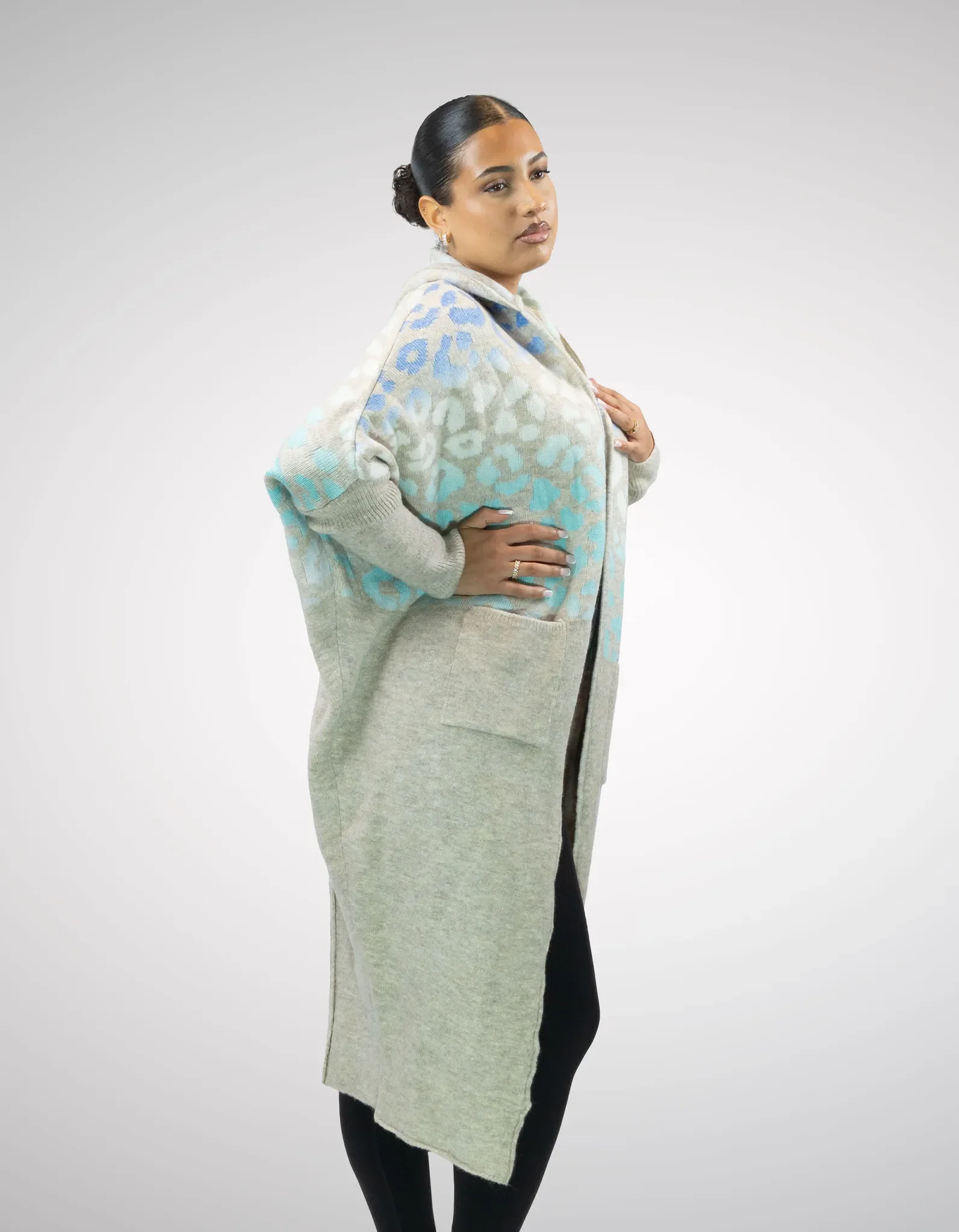 Model trägt beigen Strickmantel Seite.