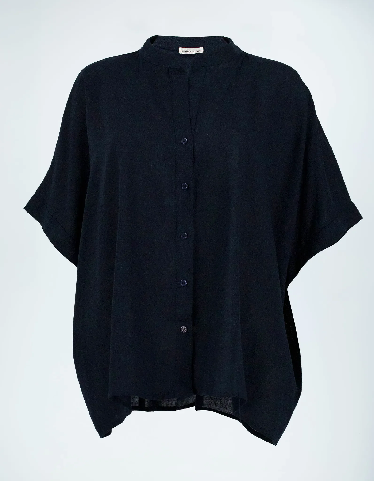 Dunkelblaue Damen-Bluse Maya mit Knopfleiste und Stehkragen – Frontansicht.