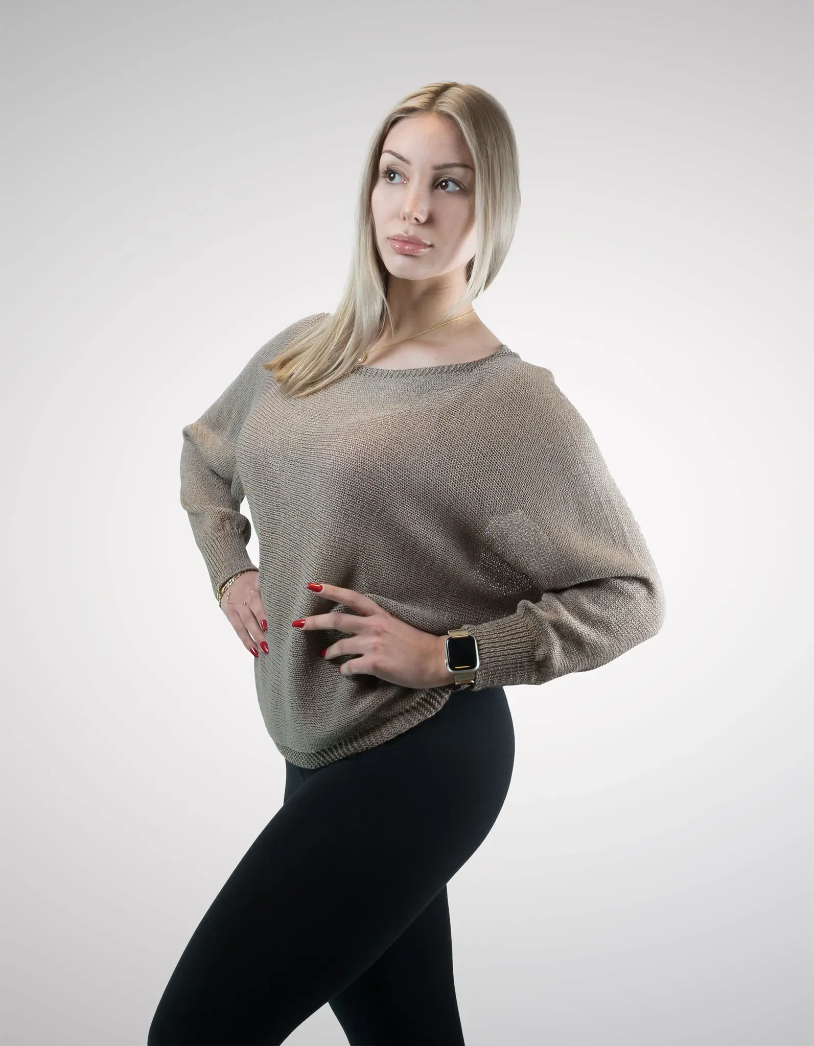 Model trägt Pullover Taupe Frontansicht.
