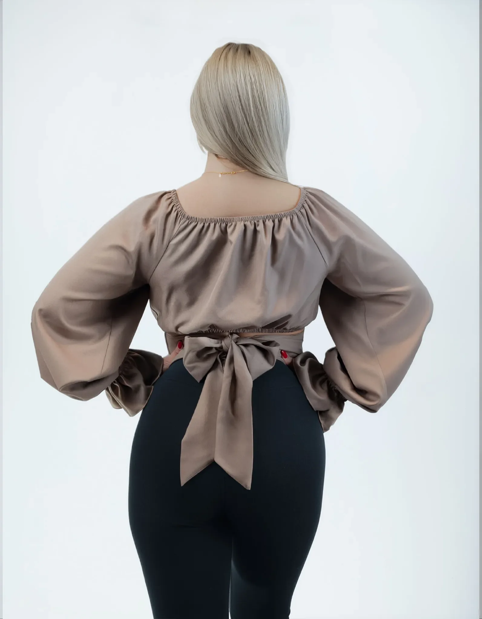 Taupe Top Rückseite mit großer Schleife.