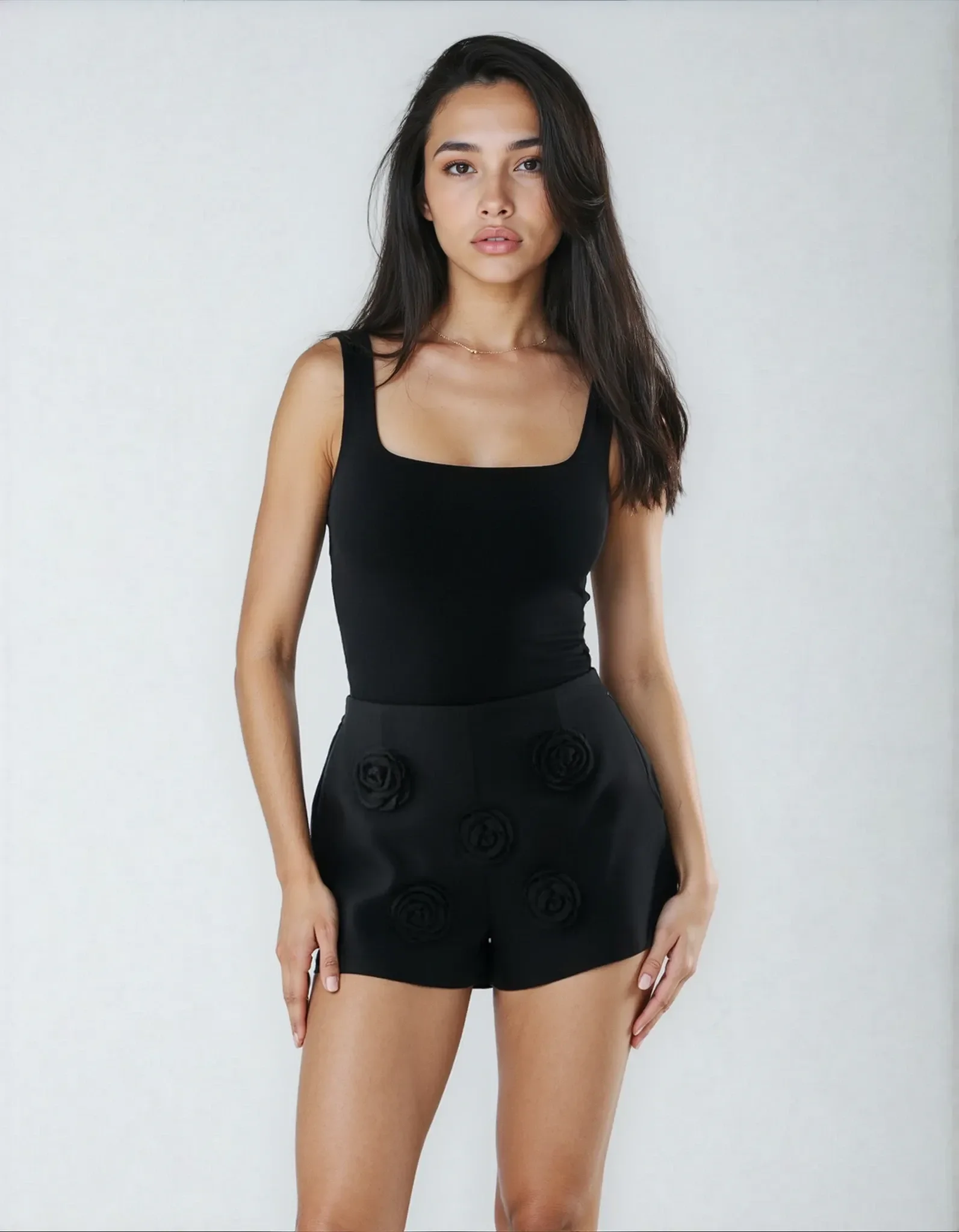 NOIRA Shorts mit 3D-Blüten