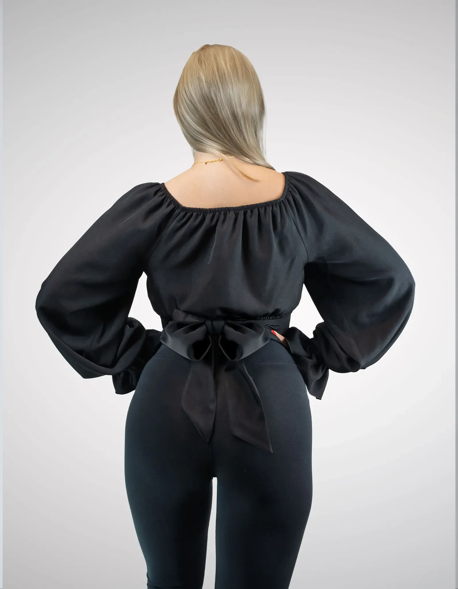 Schwarzes Top Rückseite mit Schleife.