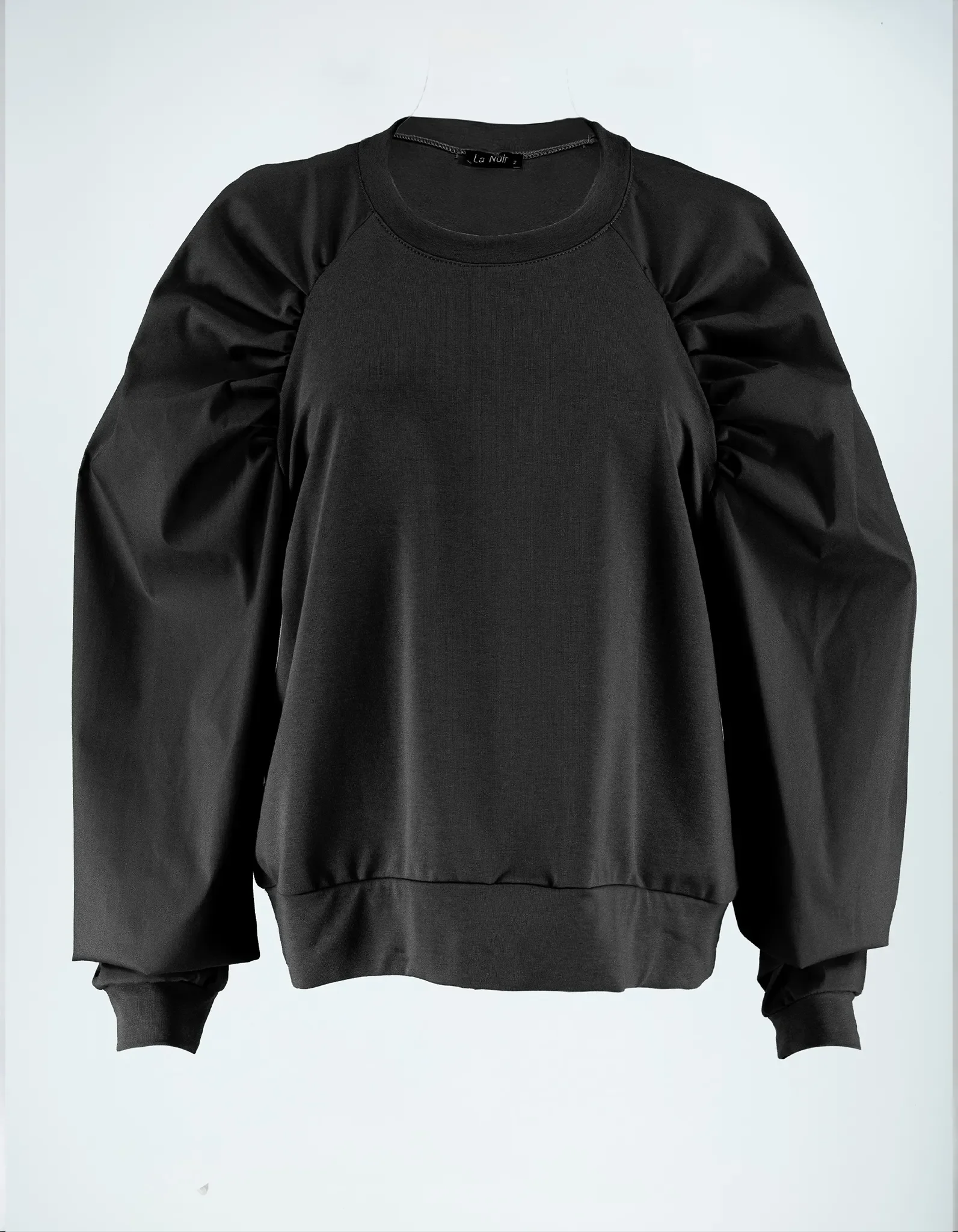 Schwarzer Sweater mit Raffärmeln Front.