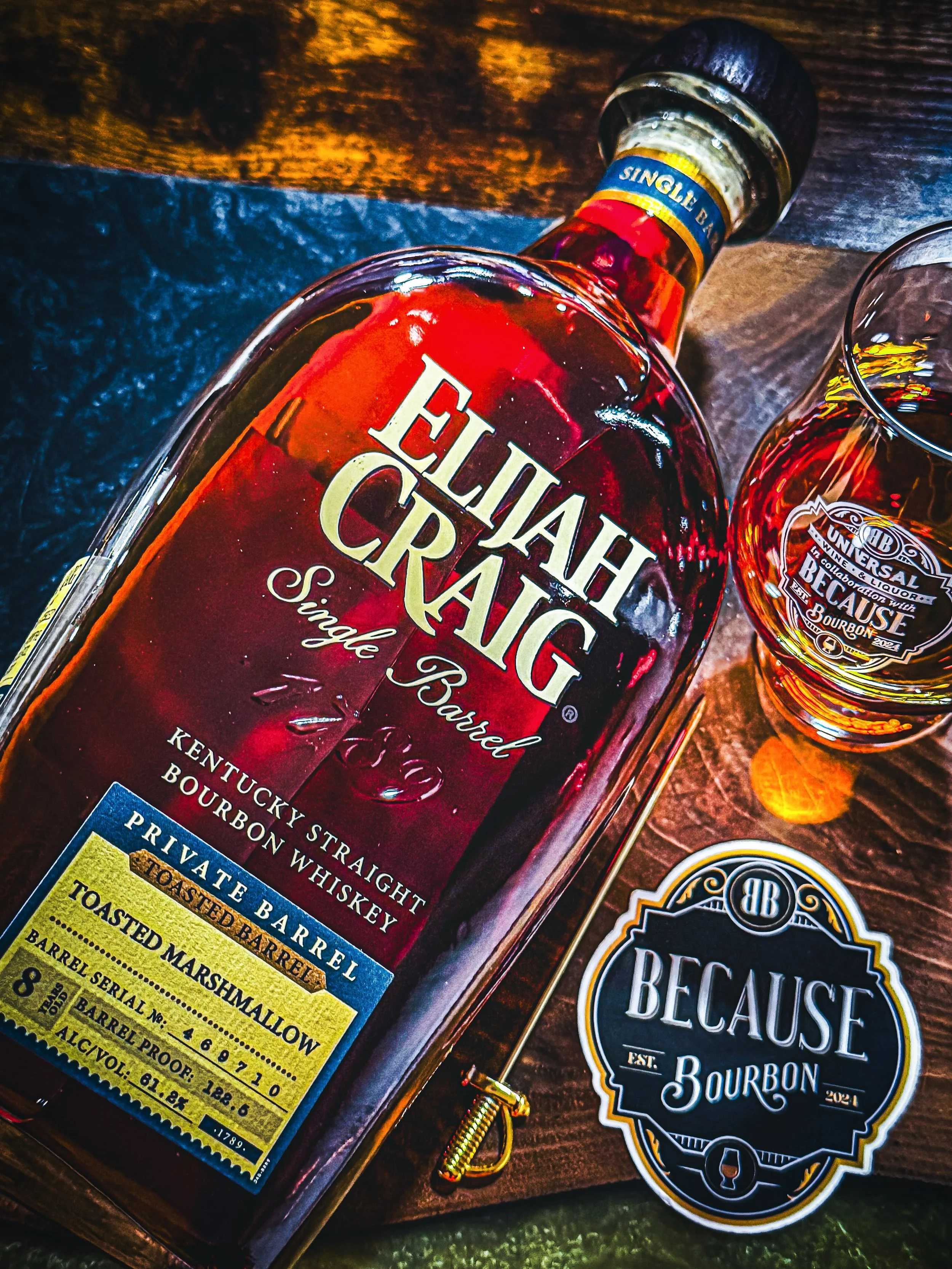 🔥🥃 UNIVERSAL&rsquo;S TOASTED MARSHMALLOW 🥃🔥 @universalwl1040 @elijahcraig #UniversalsHeritageClub 🎶 Violin Trap &hellip; because this one&rsquo;s a bit bougie 🤑 yet edgy WITH a VIBE

Maaaan oh MAN is this thing one of the best SiB I&rsquo;ve be