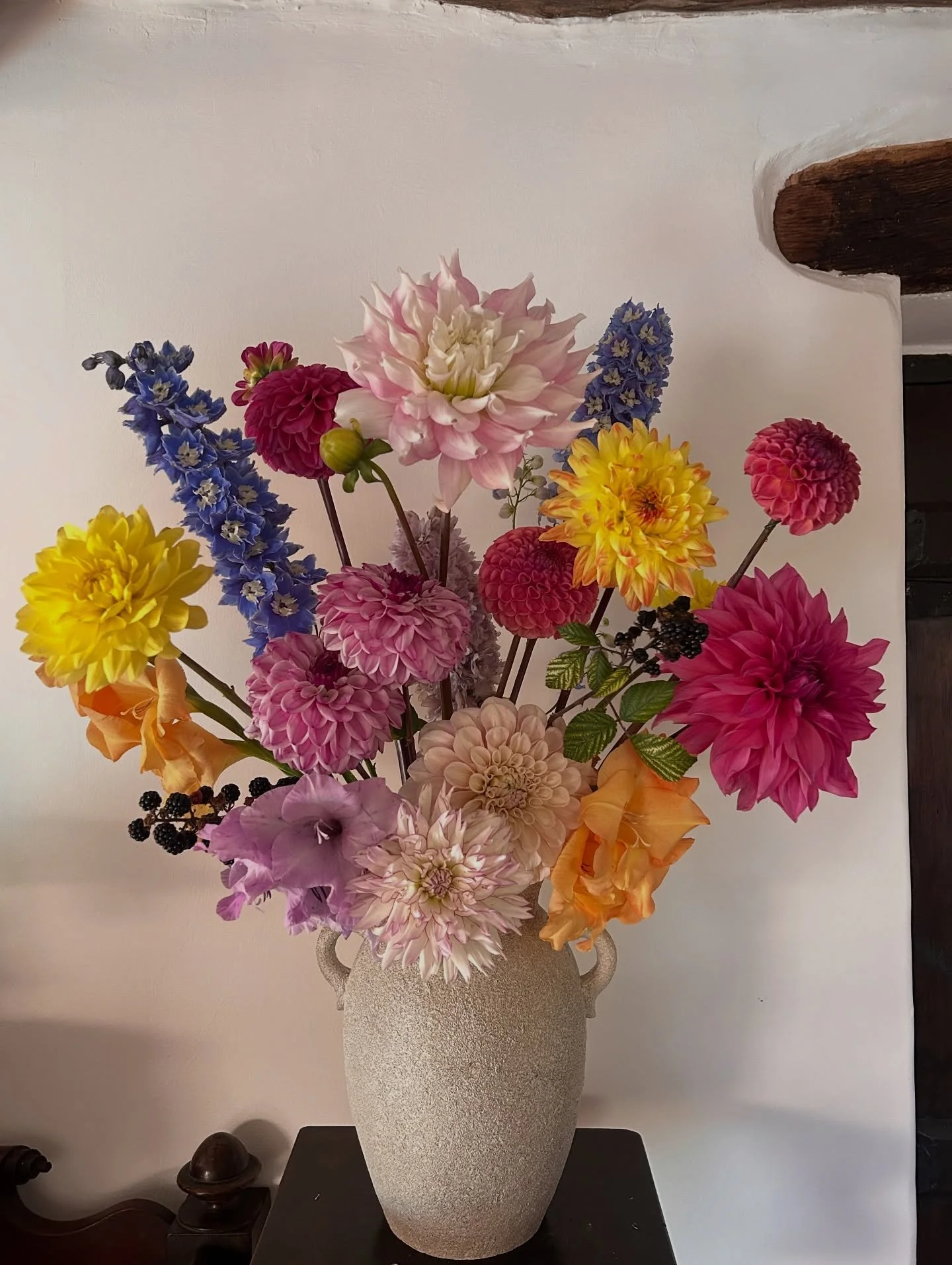 Dahlias prove we can all be different, and still beautiful 💘

💌ninaaliceblooms@gmail.com

#norfolkflorist #suffolkflorist #cambridgeflorist #weddingfloristry #cambridgewedding