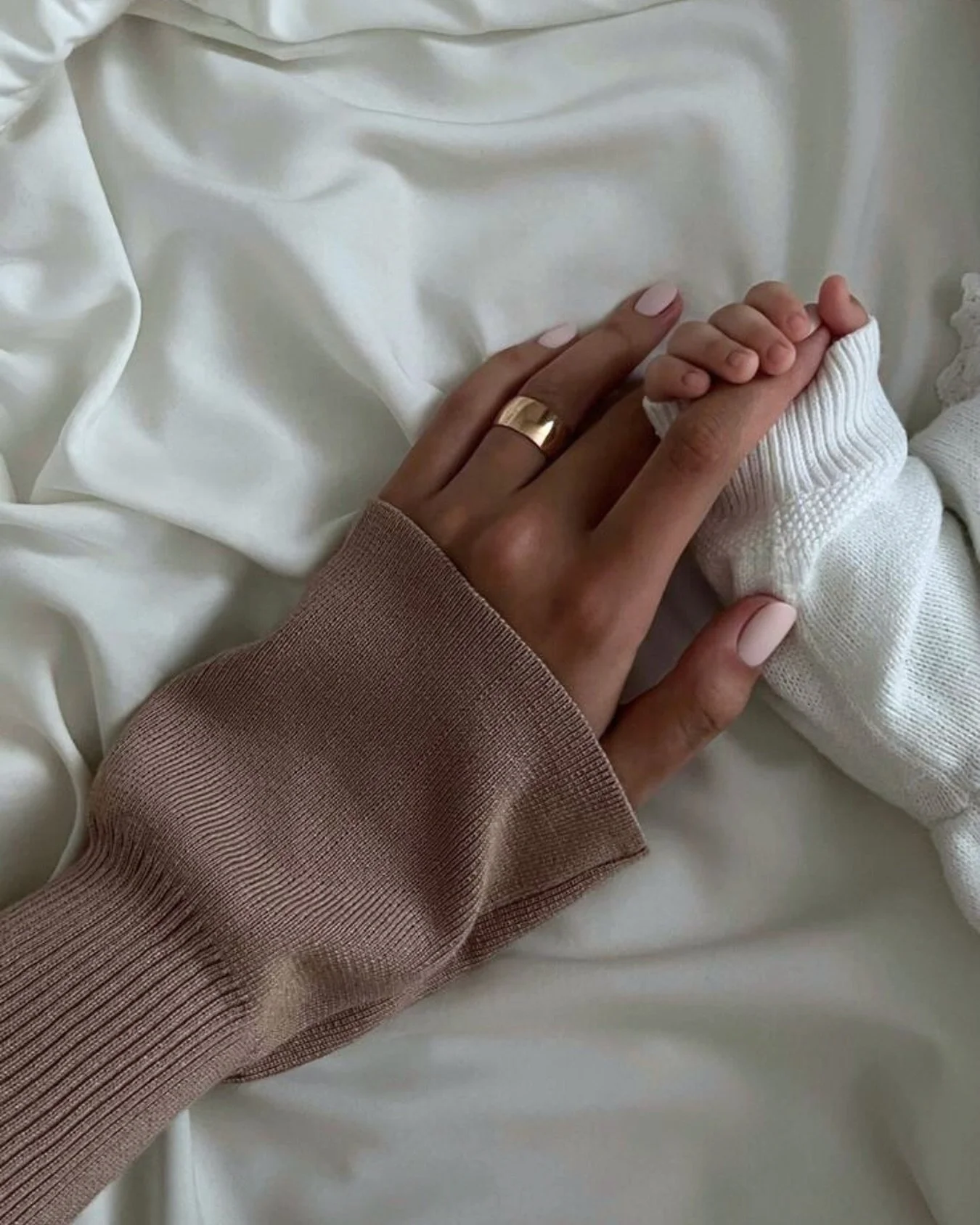Little fingers, big love 🤍

#torontomom #momlife #motherhoodmoments #newmomjourney #mamalove #pushmamacare