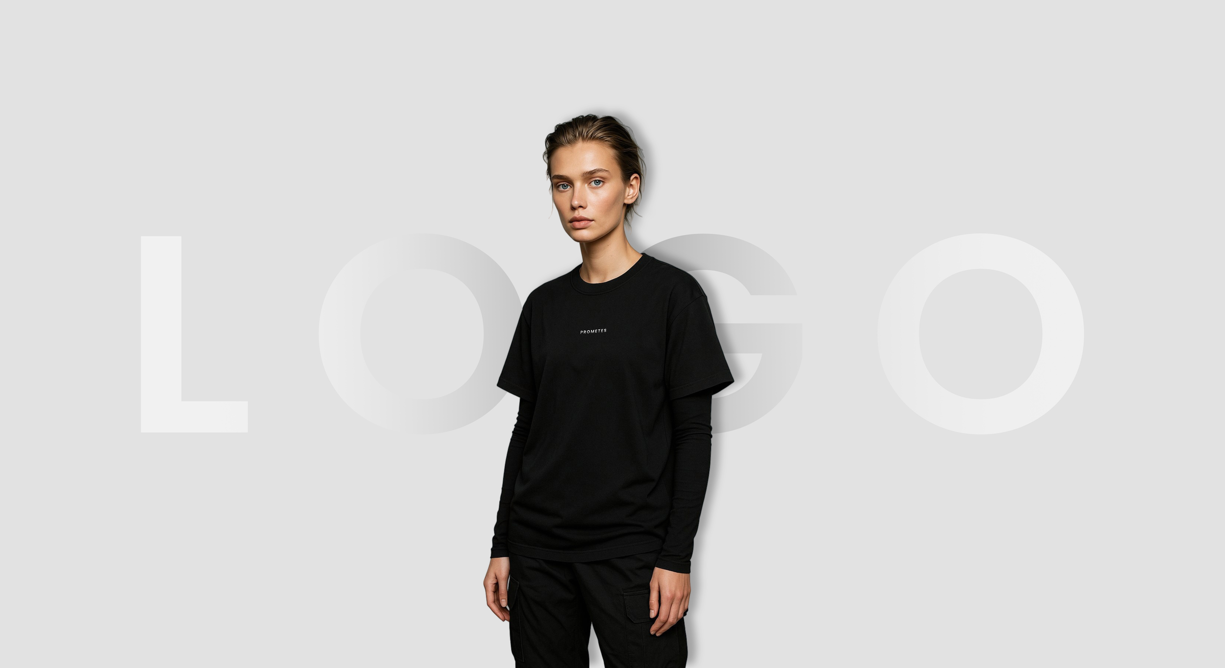 Une jeune femme portant un t-shirt noir avec l'inscription "PROMETES" se tient devant une image de fond gris clair avec le logo "LOGO" de Google en filigrane.