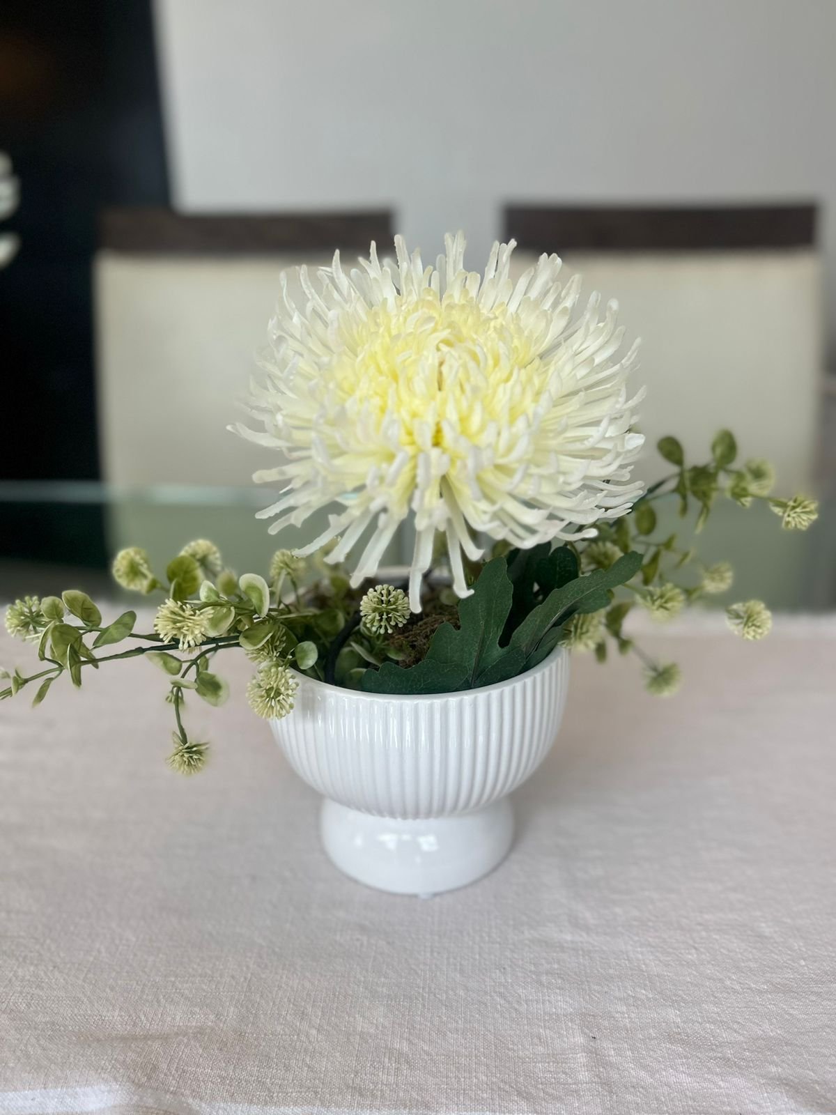 CENTRO DE MESA CON FLOR Y BASE BLANCA