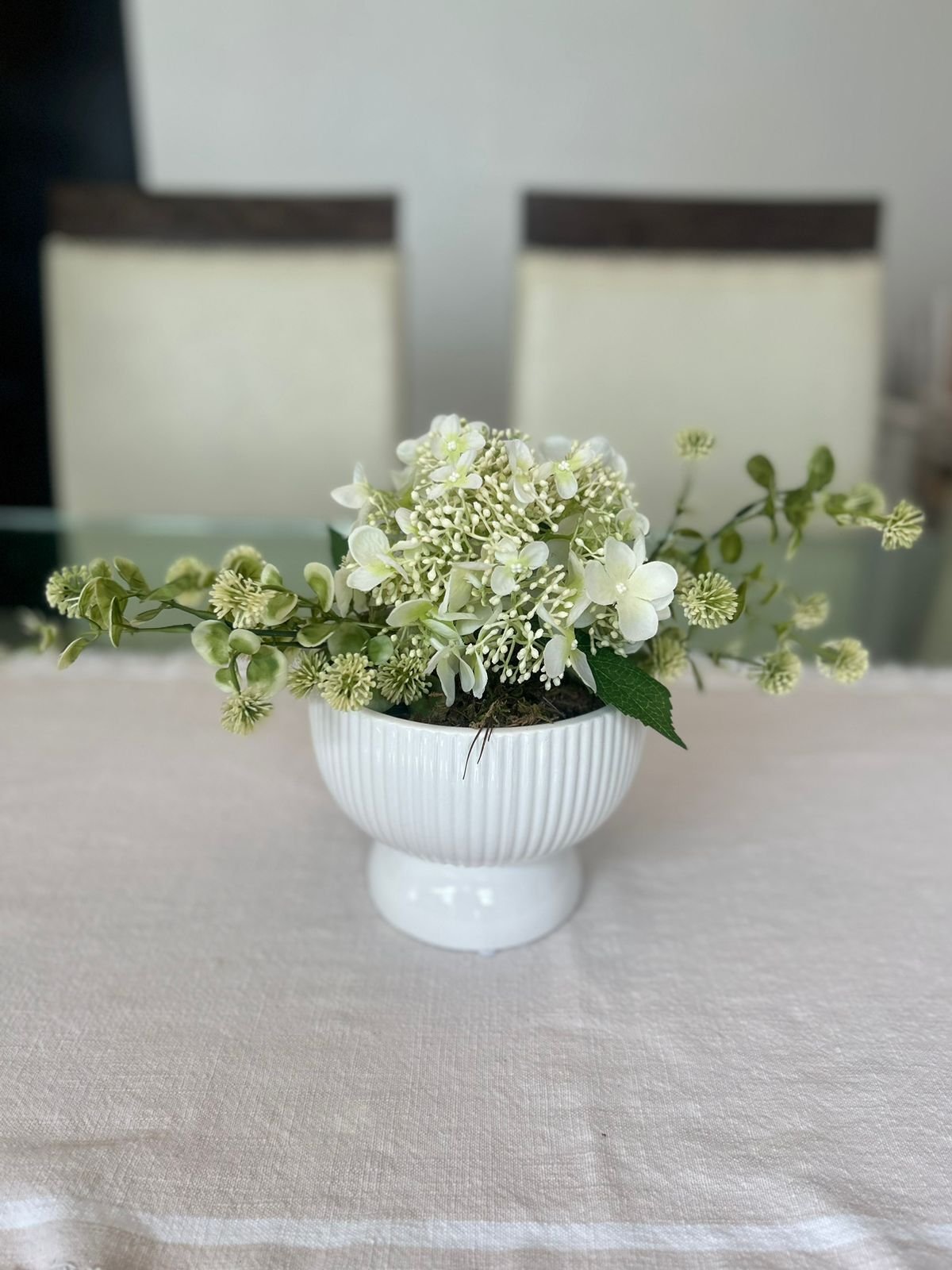 CENTRO DE MESA CON FLOR Y BASE BLANCA 2
