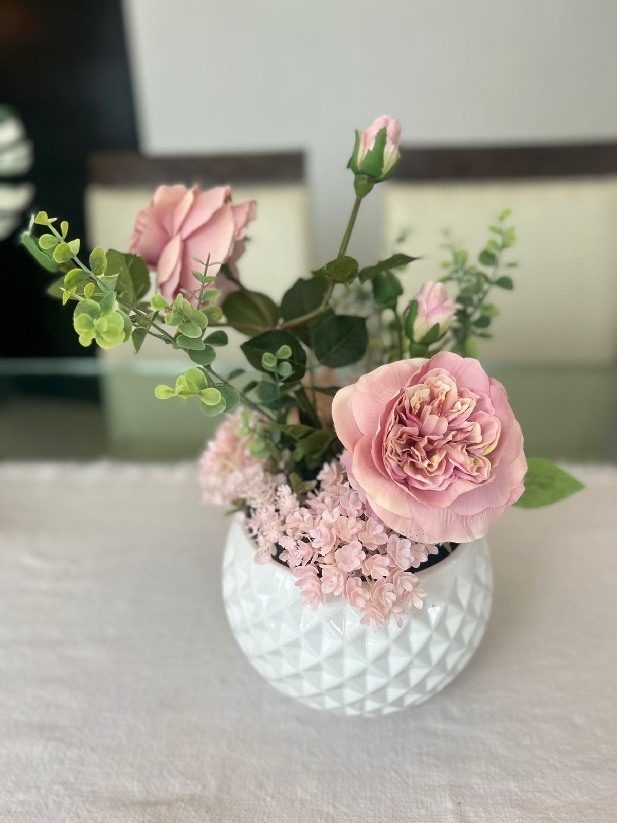CENTRO DE MESA CON FLOR ROSA Y BASE BLANCA