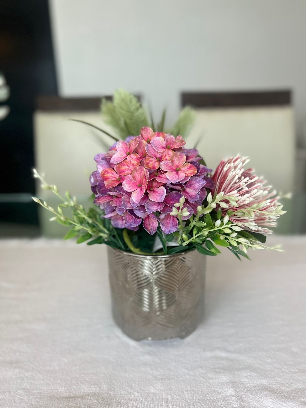 CENTRO DE MESA CON FLOR CIRUELA Y BASE BLANCA