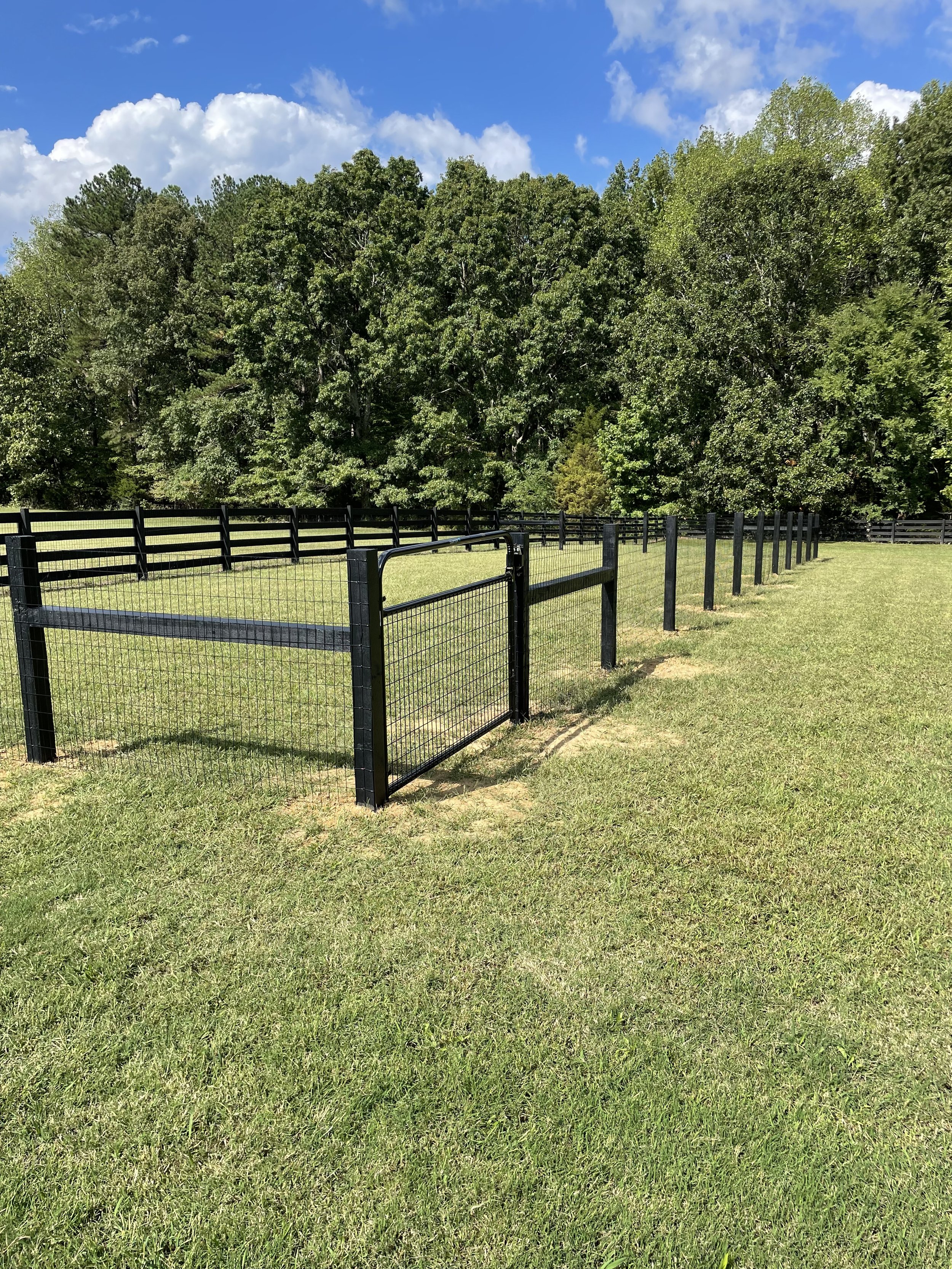 fencing, fenced in backyard, dog fence, privacy fence, vinyl fence, livestock fencing, farm fencing