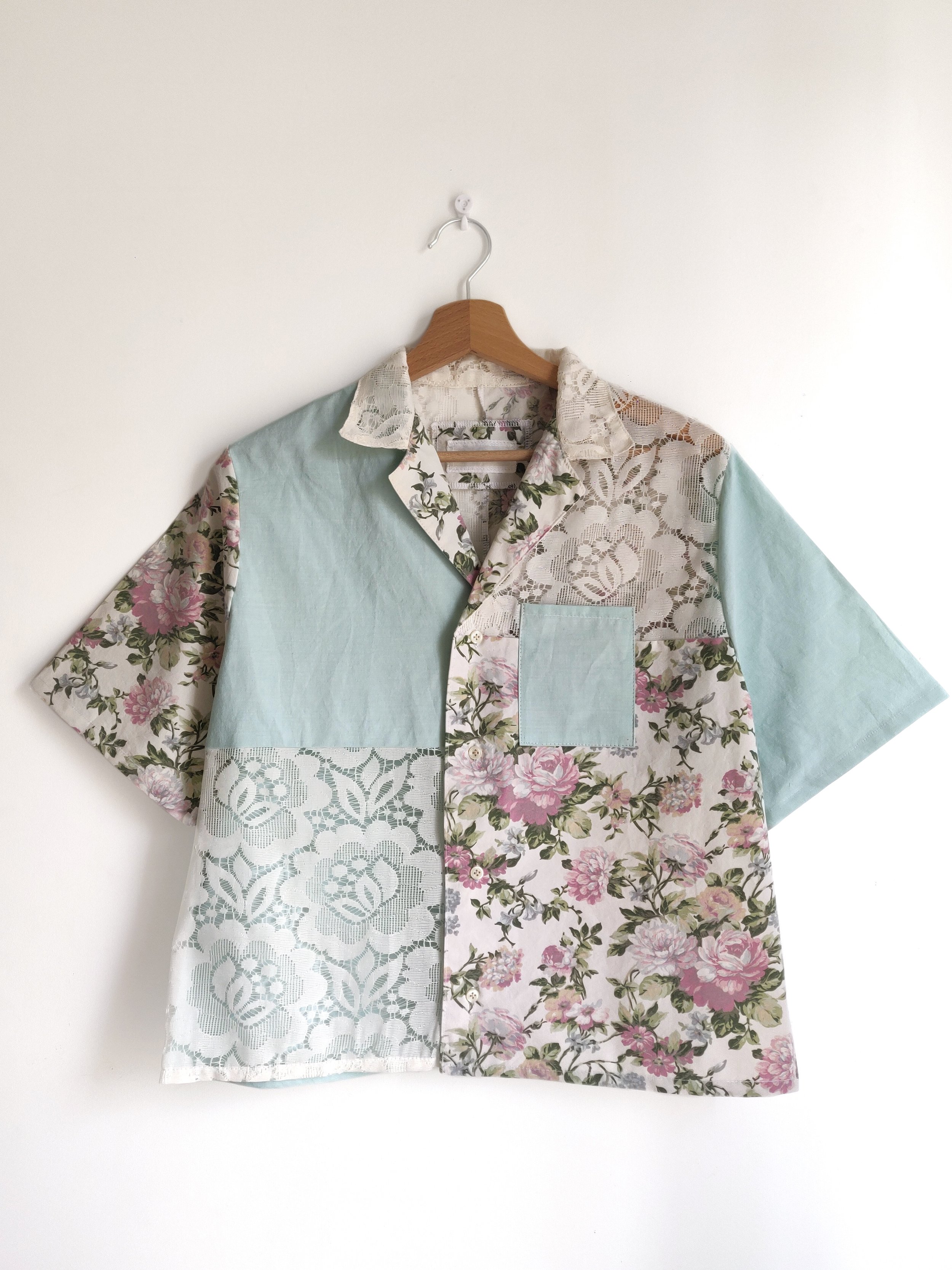 Chemise upcycling patchwork vert et fleurs