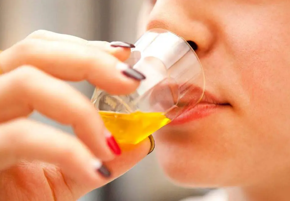       
  
     HOW OLIVE OIL POLYPHENOLS SUPPORT BRAIN HEALTH    Written by Demi Otto, nutrition expert &amp; gut-brain specialist, in collaboration with Hedzer Roodenburg Vermaat, Olive Oil Sommelier and Founder of the Olive Oil Club   As more resea