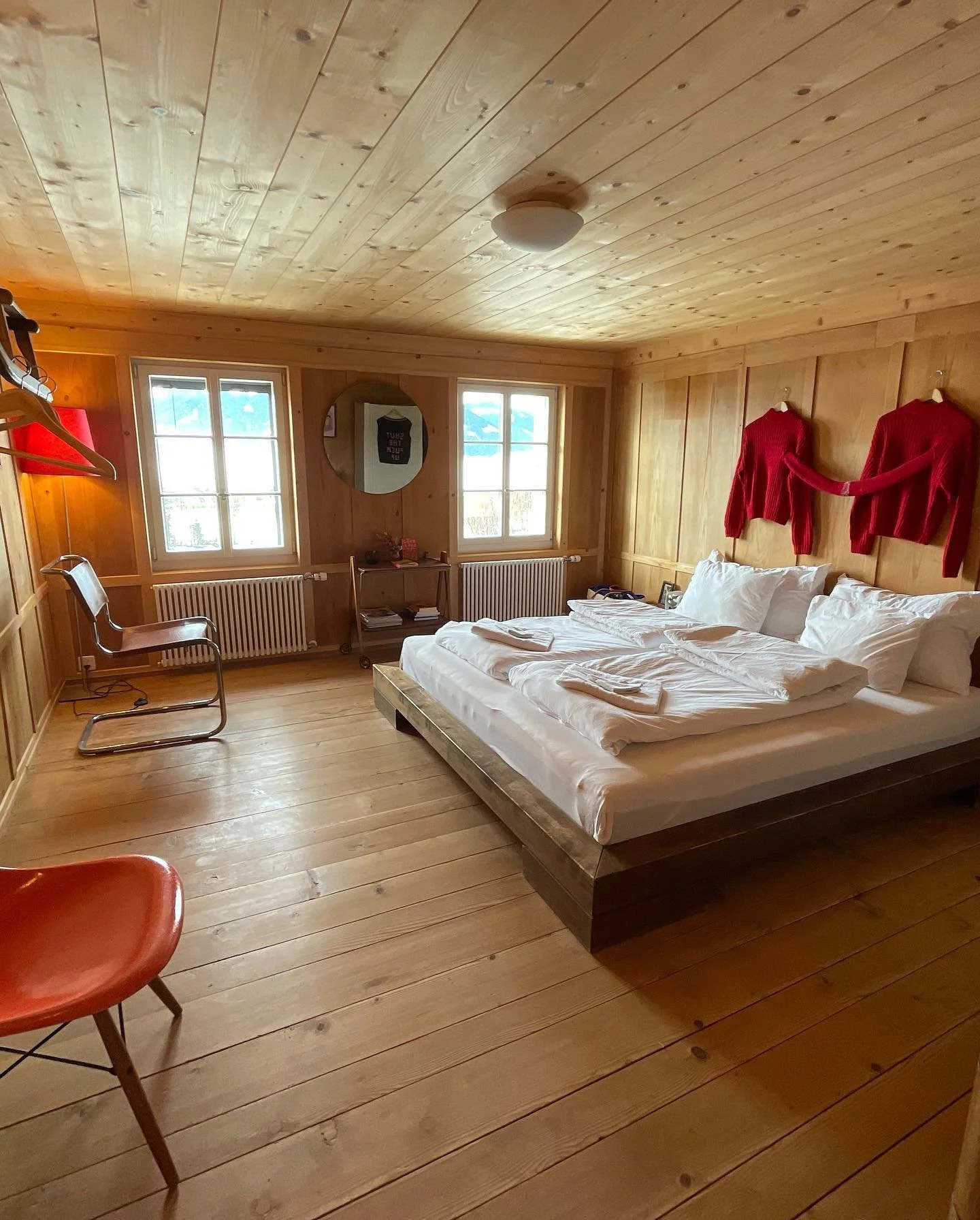 SKI- UND OSTERFERIEN IN OBWALDEN Wir vermieten zwischen 10. April und 10. Mai unser Landhaus in St. Niklausen/OW (15min ins schneesichere Skigebiet Melchsee-Frutt und oberhalb Sarnersee). Ausgebauter Dachstock mit Regendusche f&uuml;r 2 Personen (+2 