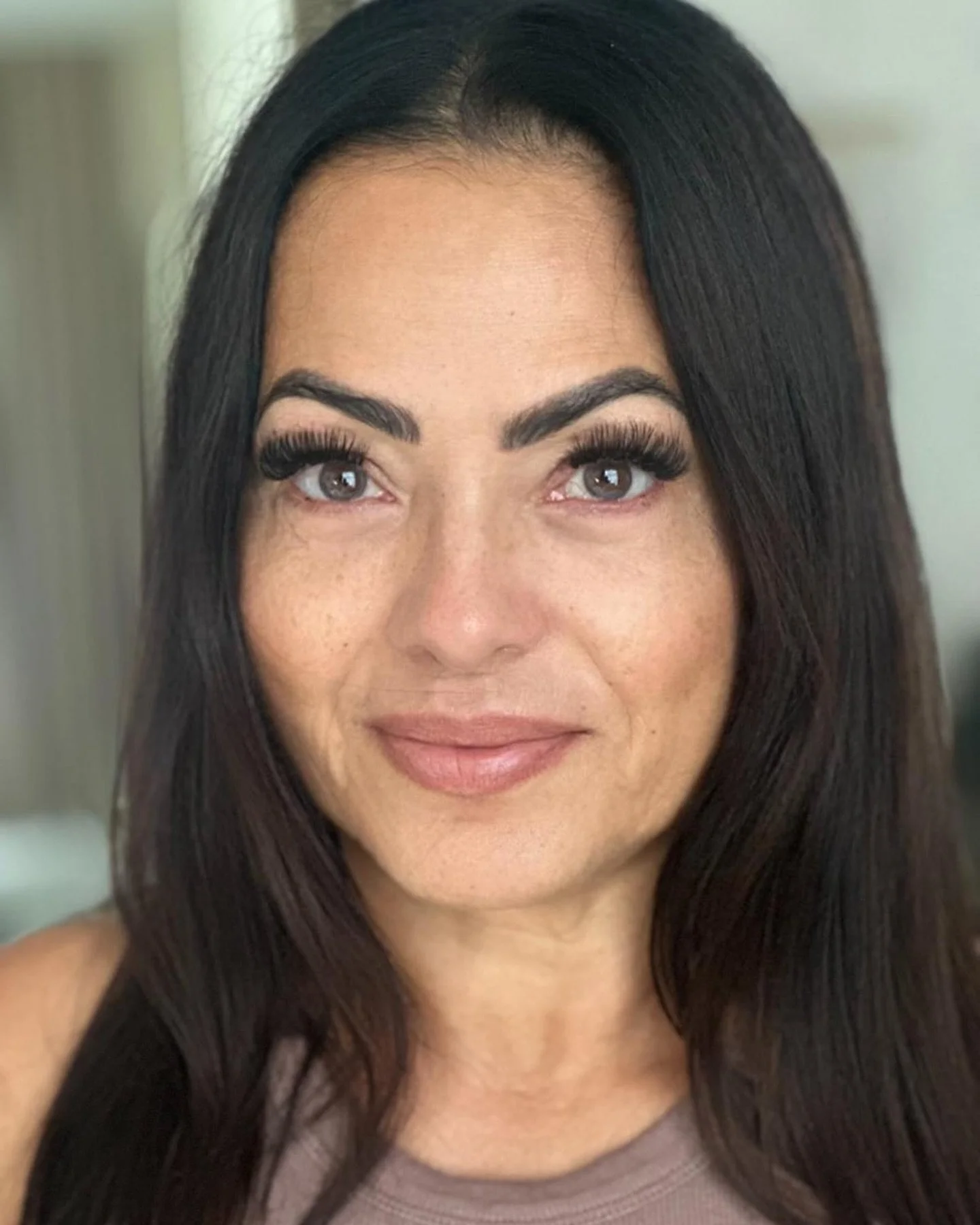 💕 Ladies, meet gorgeous, fluttery perfection! 

This stunning lash transformation is all about Lighter Russian Volume Extensions&mdash;crafted to perfection for a look that&rsquo;s as dreamy as it is striking.

Details that WOW: 
&bull;Lash Size: 13