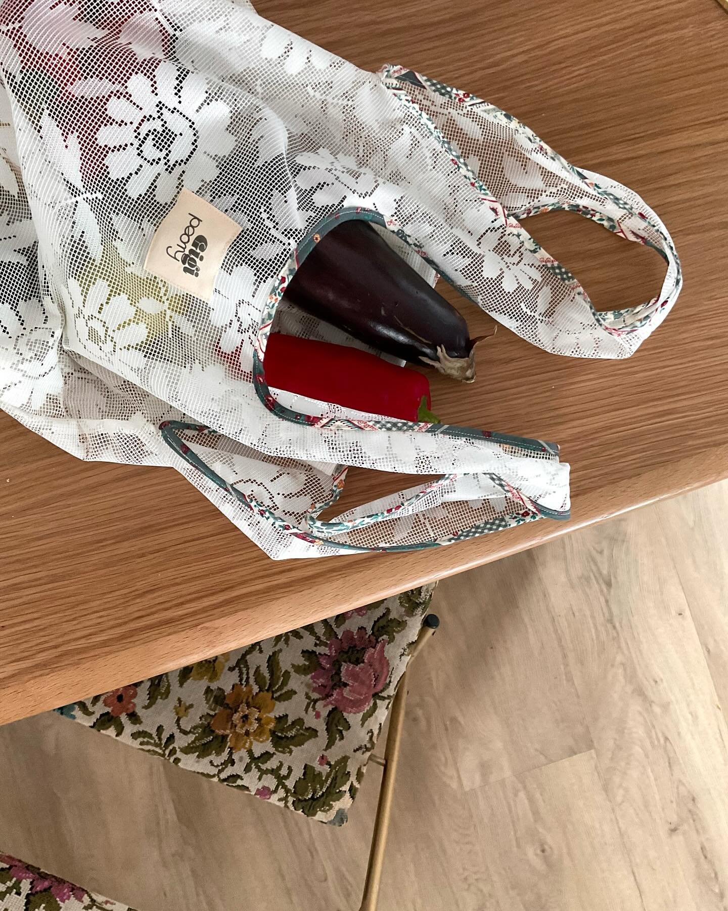 Sac &agrave; provisions version Gigi Peony.
Parce que m&ecirc;me les rideaux m&eacute;ritent une seconde chance.
#Upcycling #ModeResponsable #SacVintage #ModeDurable #UpcyclingCr&eacute;atif #SecondeVie
#gigipeony #sacprovision #dentelle #rideaudente
