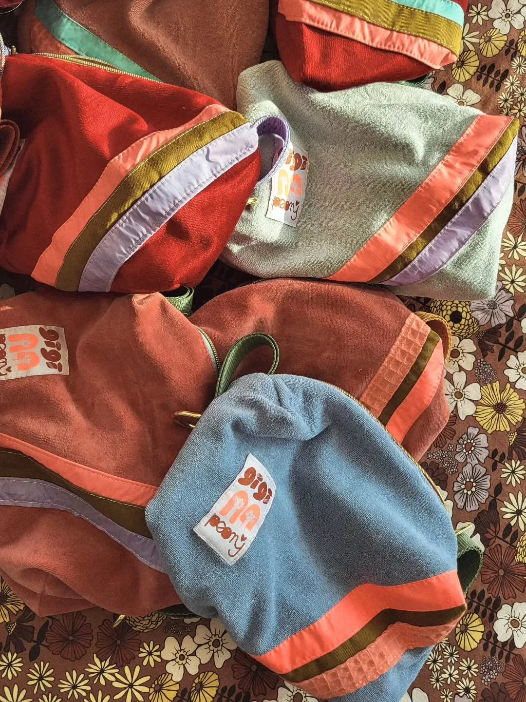 Le d&eacute;m&eacute;nagement est termin&eacute;,  l'atelier est toujours en bazar mais trop l'envie d'utiliser ce que j'ai chin&eacute; cet &eacute;t&eacute;. Un vent de couleurs souffle sur ma prochaine collection 🌈✨
Des lignes r&eacute;tro, des m