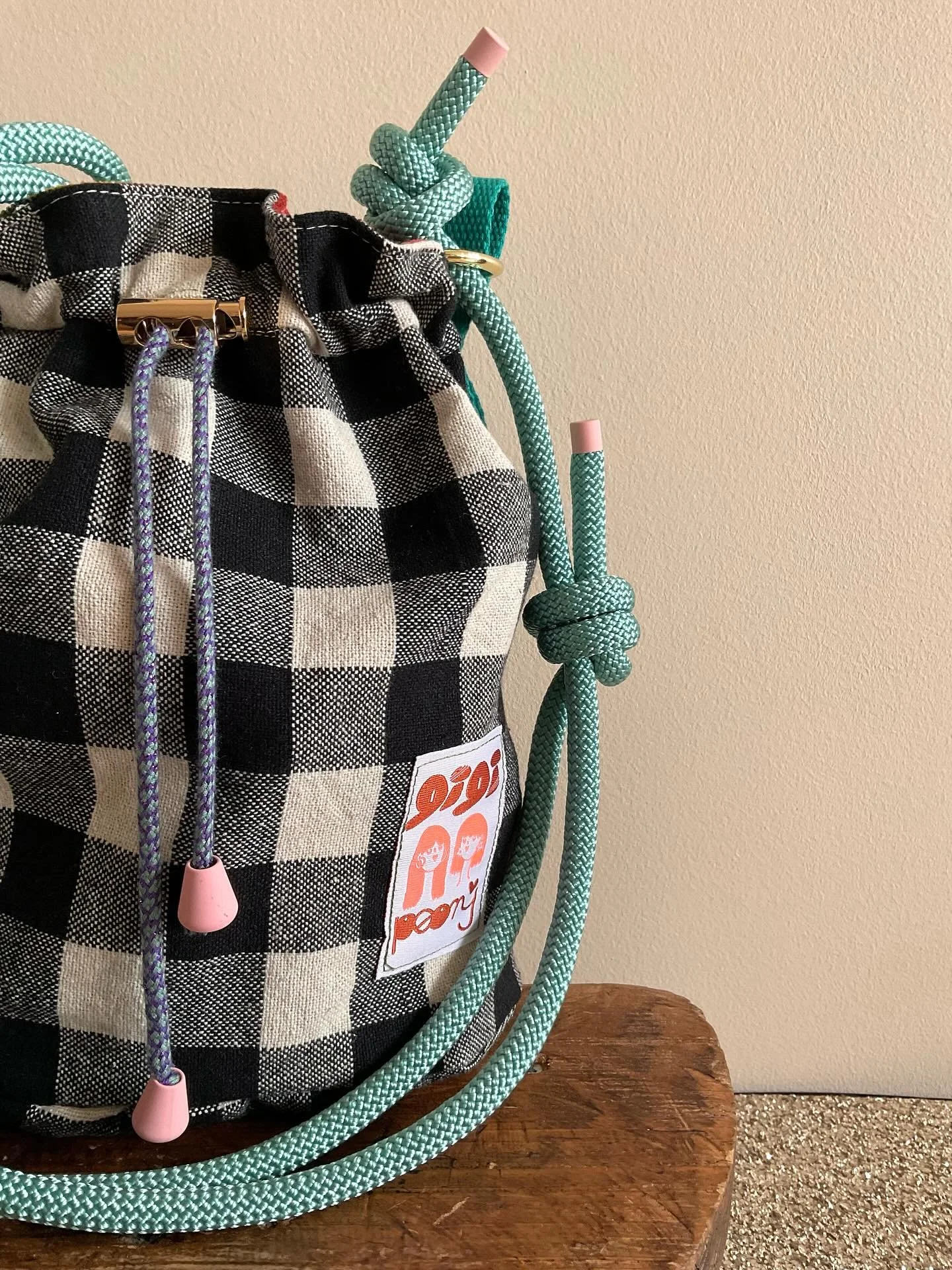 Voici un petit aper&ccedil;u des sacs pour la vente de demain, rdv &agrave; 10h! Je les aime tous, j&rsquo;avoue&hellip;.

.
#gigipeony #fabricationfran&ccedil;aise #madeinfrance #upcycling #slowfashionstyle #NewCollection #ColorfulMood
#Upcycling #M