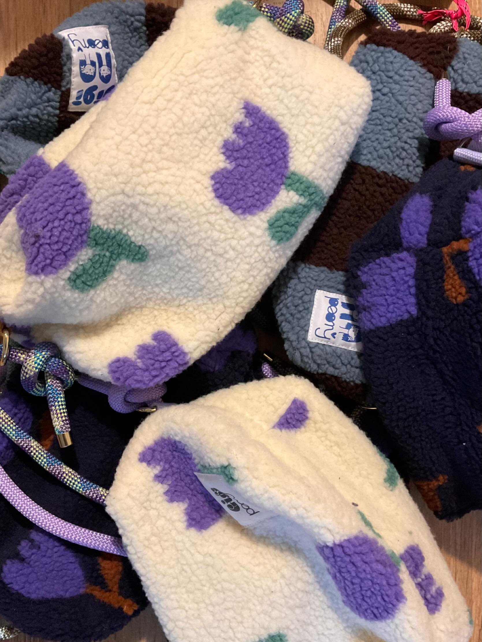 Bient&ocirc;t les f&ecirc;tes, je vous propose 2 uniques dates de vente en ligne :
La premi&egrave;re ce dimanche 30 novembre 
La seconde le dimanche 14 d&eacute;cembre,
Toujours des petites s&eacute;ries ou pi&egrave;ces uniques made in M&acirc;con!