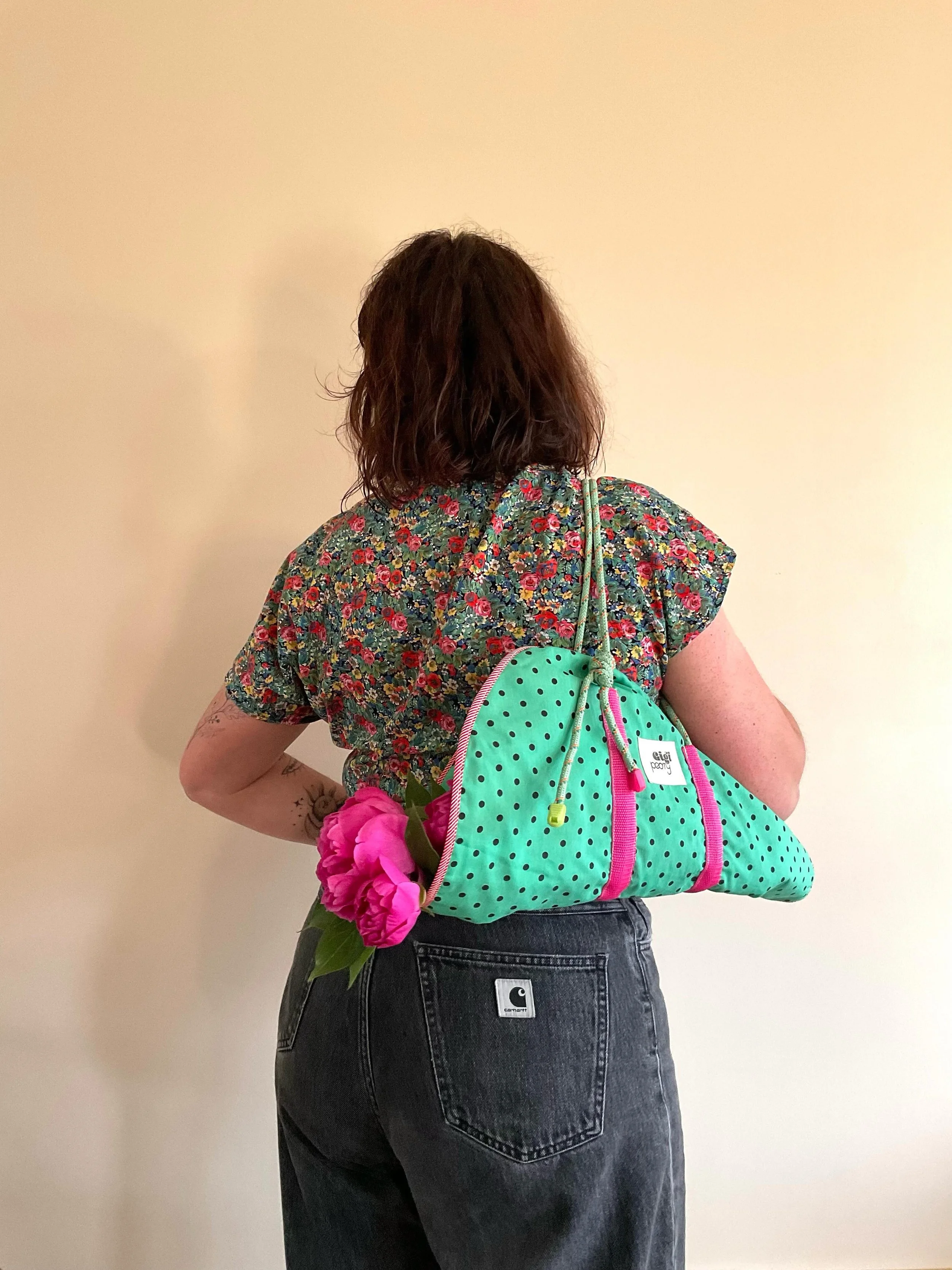 &Agrave; force de voir passer des sacs bouquets de fleurs, j&rsquo;ai eu envie de cr&eacute;er le mien&hellip; version Gigi Peony 🌸
Vous vous souvenez du tissu hier chin&eacute; en ressourcerie? Voici un sac avec des couleurs qui claquent, une forme