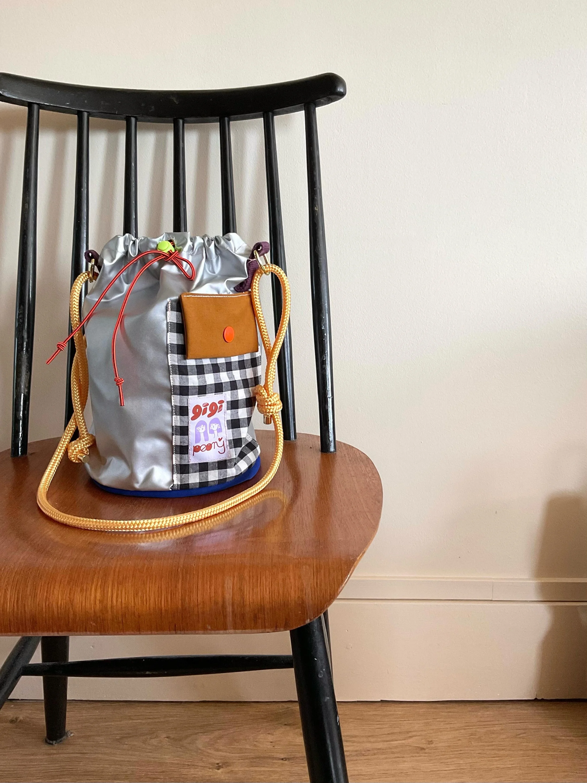 Ce sac seau, c&rsquo;est un peu: un mix de textures, de couleurs et de d&eacute;tails inattendus, pens&eacute; avec c&oelig;ur et instinct. J&rsquo;avoue en ce moment, je vois passer beaucoup d&rsquo;inspirations qui ressemblent &agrave; l&rsquo;univ
