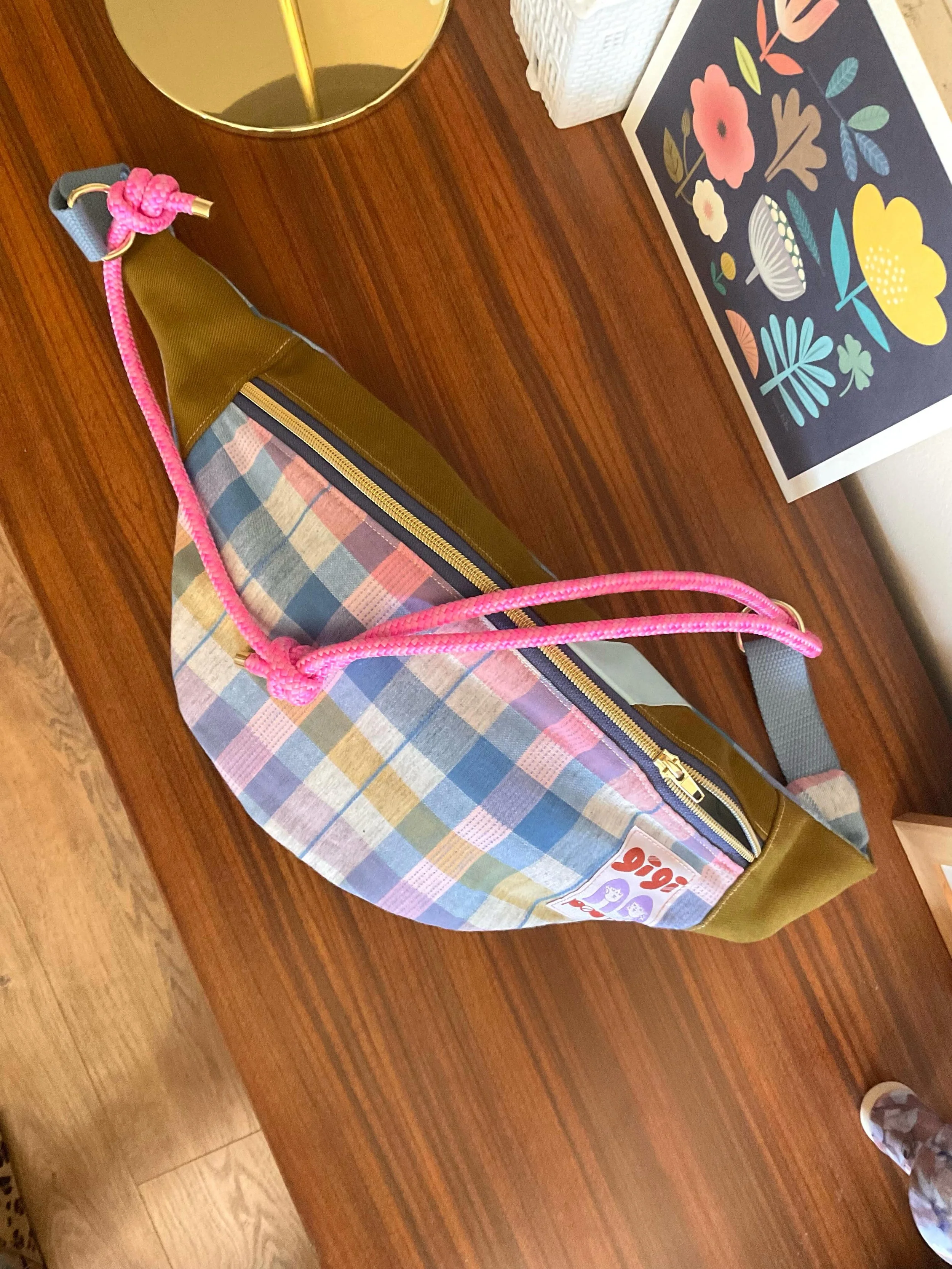 La vente est ouverte!
Nouvelles bananes, sacs et pi&egrave;ces upcycl&eacute;es disponibles d&egrave;s maintenant sur le site.
Une pi&egrave;ce r&eacute;alis&eacute;e &agrave; partir d&rsquo;une toile de transat, d&rsquo;une chemise en flanelle et d&