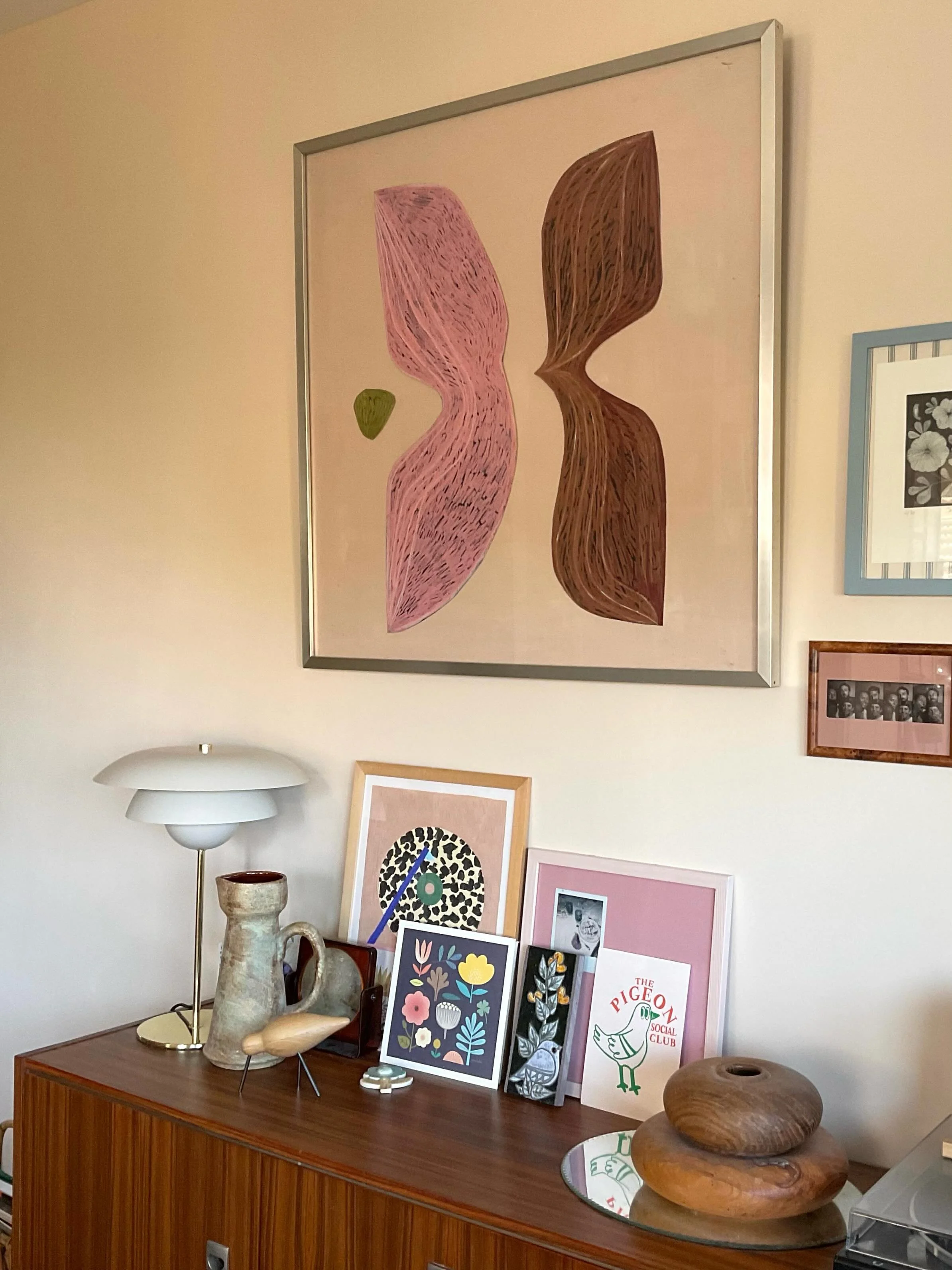 Une parenth&egrave;se cr&eacute;ative entre deux coutures.
Pastel, d&eacute;coupage et collage pour donner vie &agrave; ces formes organiques qui se r&eacute;pondent et se racontent une histoire. J&rsquo;aime explorer d&rsquo;autres terrains de jeu c