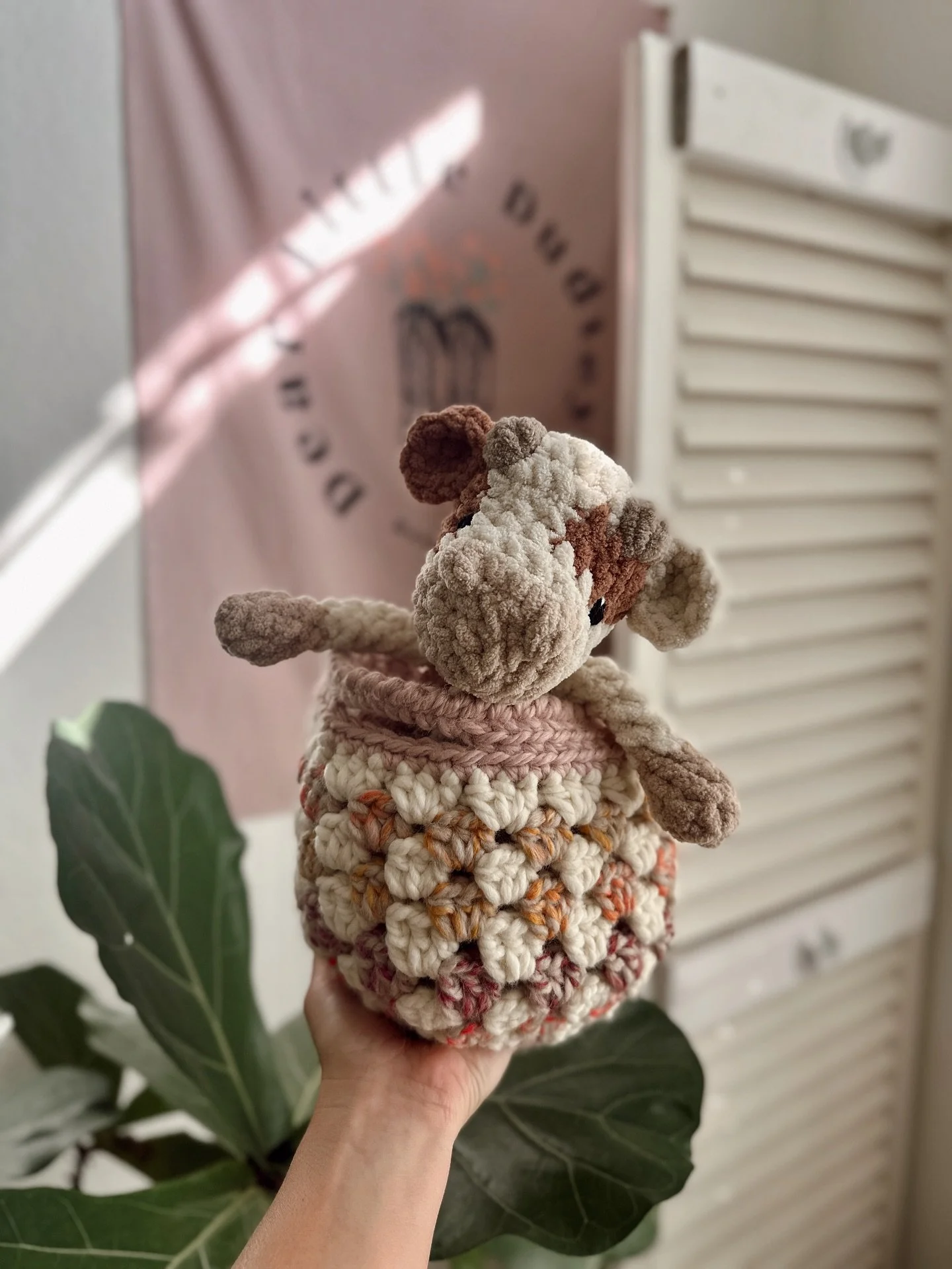 New obsession unlocked! 

Stash busting /// market prepping over here! 

Might have to keep this one though for an excuse to get a new plant to put inside! 🪴 

Basket pattern from @stitchsisterco 
Used respun and thick n quick from @lionbrandyarn 
C