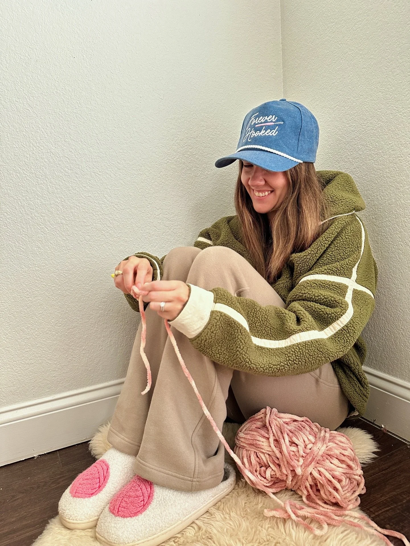 ✨GIVEAWAY ✨

Cozy Craftmas is HEREEEE! Time to treat your self with some new comfy slippers 🧶 and a snap back hat! 🧢 

How to enter! 
&bull;follow @dearlittledudley and @cozycrawleycorner 
&bull;like this post and comment if you want to win or ente