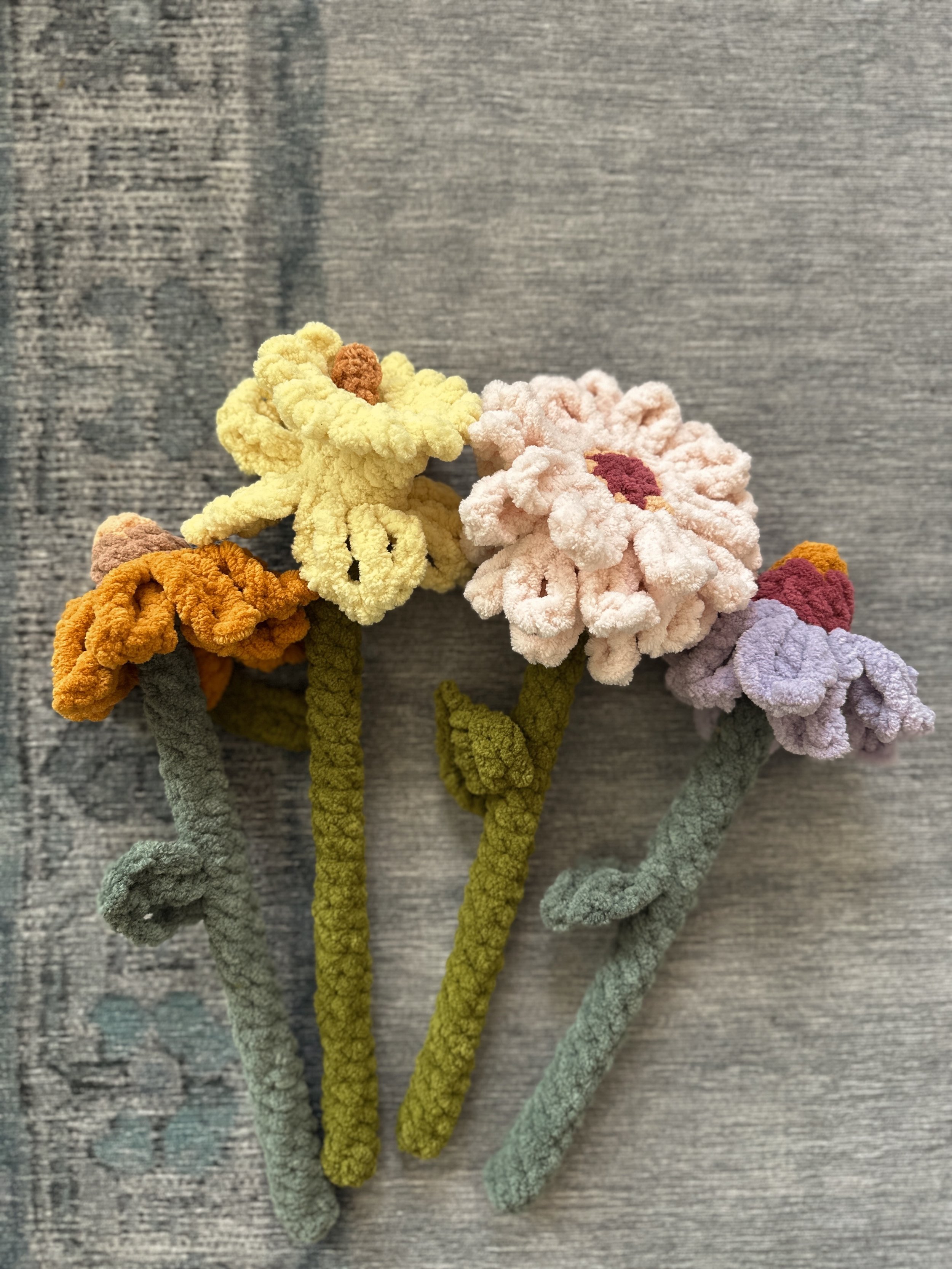 Dreamy flower bouquet! 

Need to remake these because are still living in my head! ☀️My kids gave them out as teacher gifts this year and I hope they love them! 

Patterns from @junebugandjames coneflower, zinnia, and daffodil! 🌼