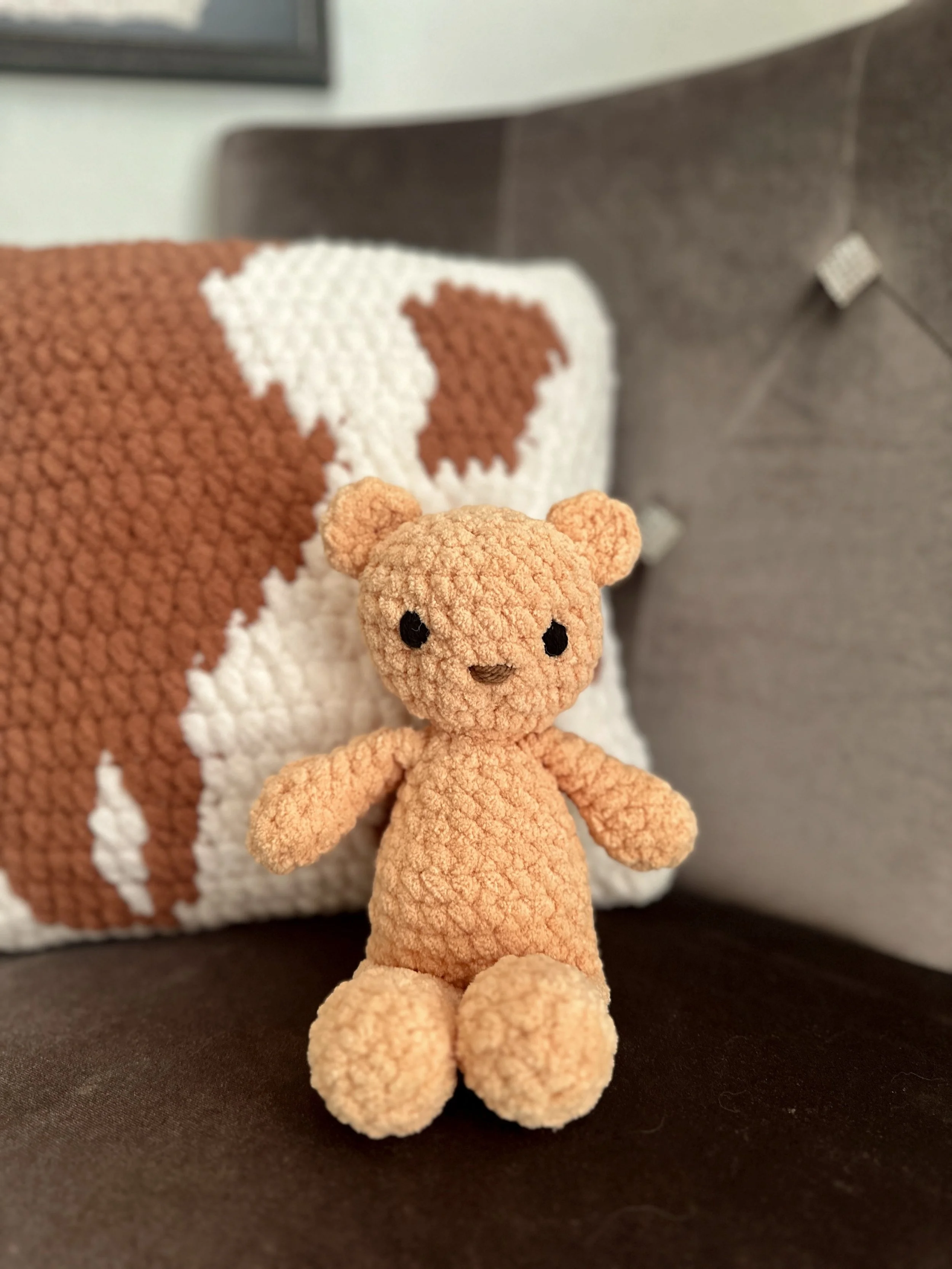 Precious teddy bear! 

A new crochet classic and so huggable! 

Pattern coming tomorrow from @oakandmarlow 
Yarn used is Nectar from @mamamademinis 
Pillow pattern is in my Etsy shop!
