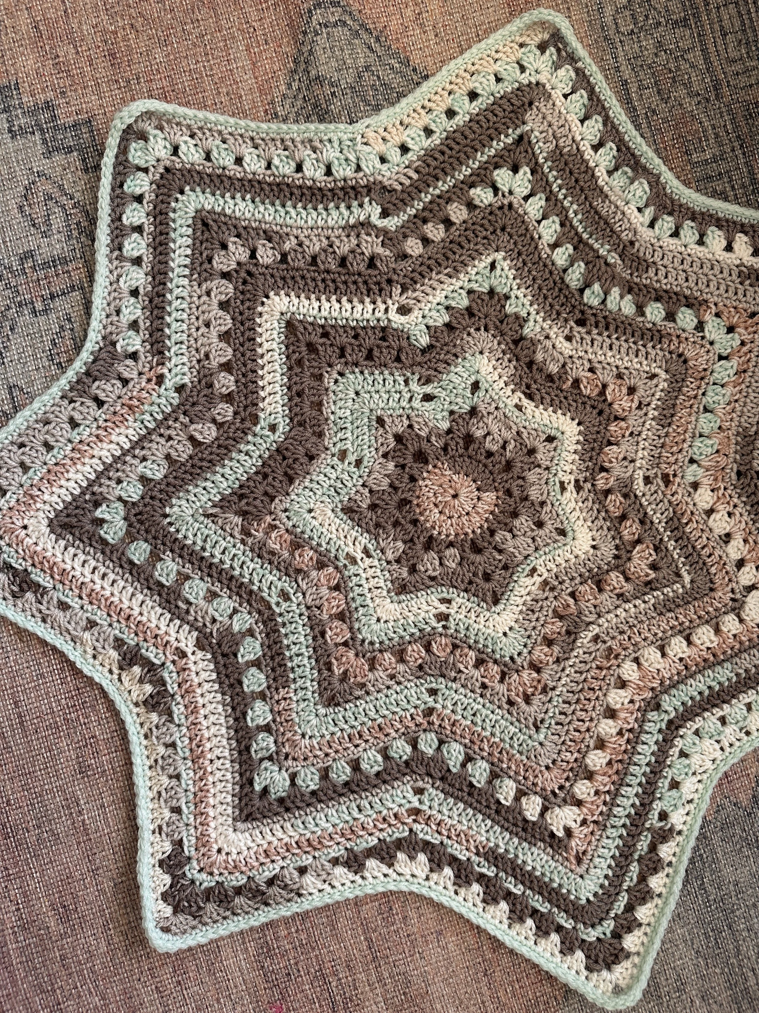 Baby star 🌟 

Had to make another 6 day star blanket! Used two skeins of I love this yarn from hobby lobby and ended at the perfect size for a baby blanket! 

Gender neutral baby gifts are always a fan favorite so hope this finds a new home soon! 

