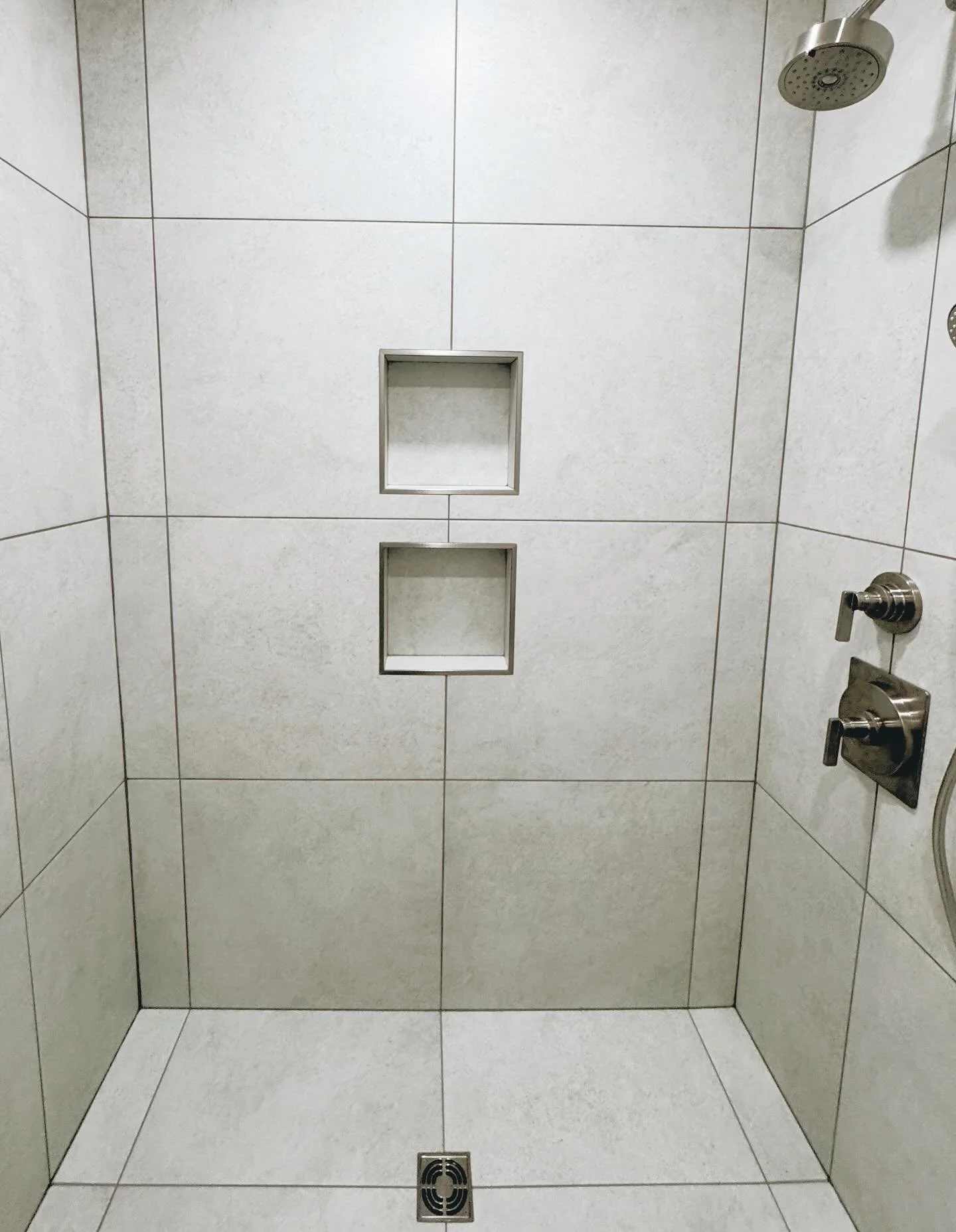 Before we install the shower doors, I wanted to take a moment to admire the large shower tiles from Project Coffeeberry! 

Knowing the @schlutersystemsna waterproofing system is layered underneath for extra security makes our job easier✨ 

What size 