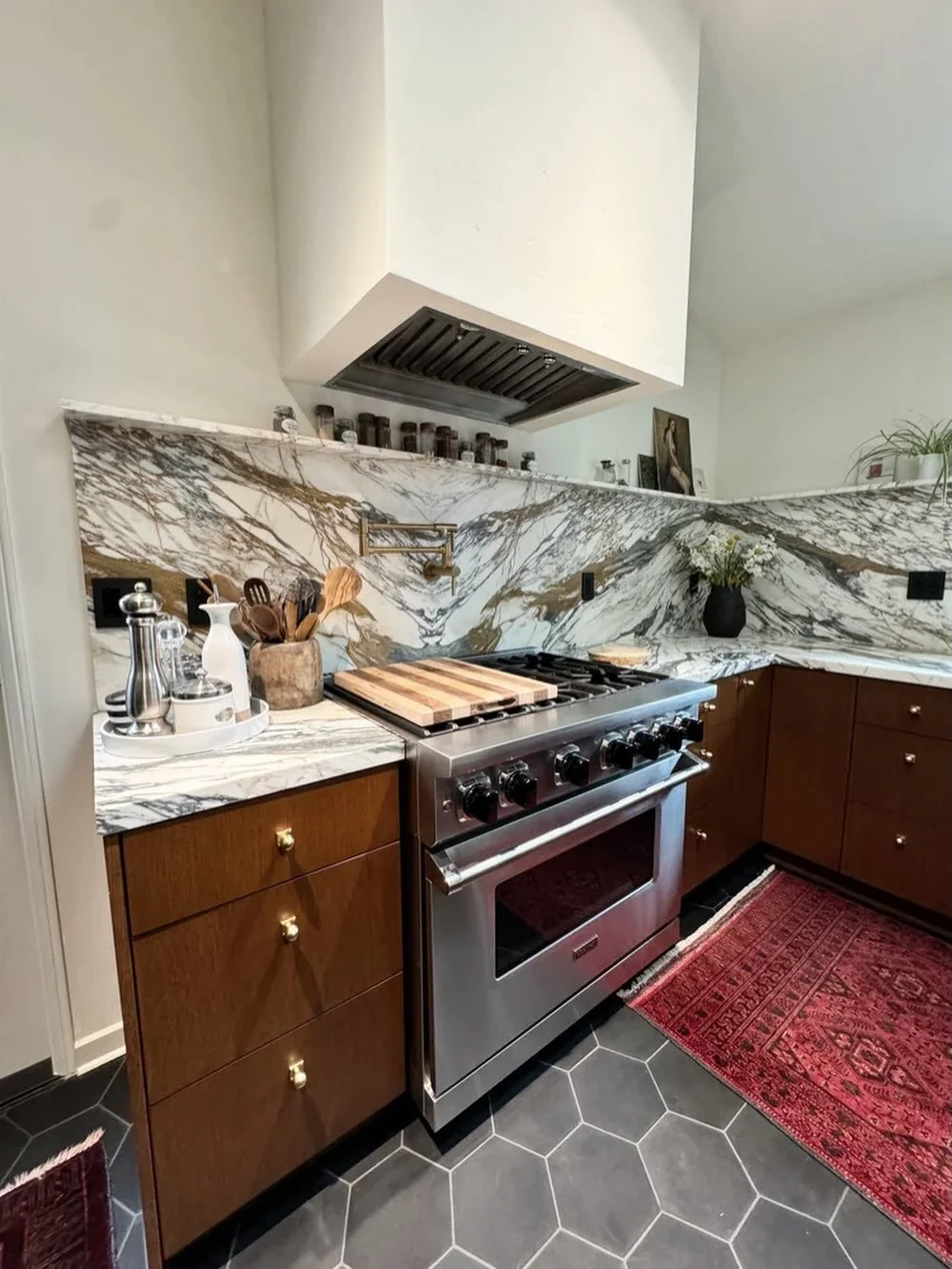 ✨When function disappears into the design✨ #drywallrangehood #customrangehood #poppykitchenremodel #projectsycamore