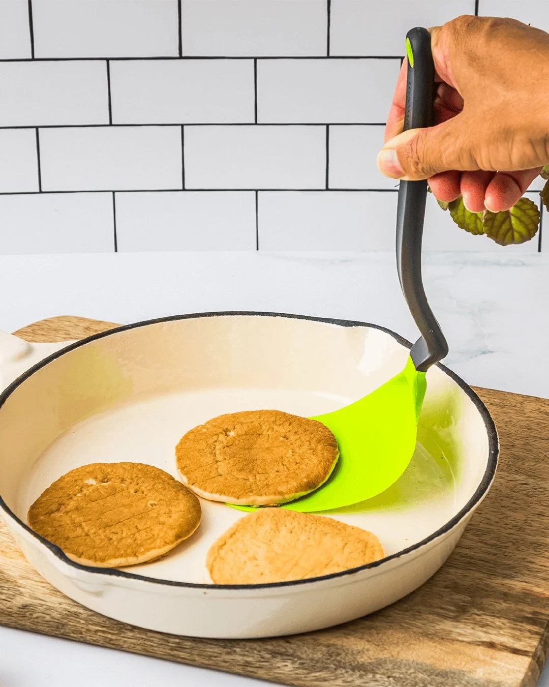 January Gadget of the Month: Chopula.⁠
Its flexible head slides cleanly under food for easy flipping and lifting, even when things are delicate. Available in 5 colors and priced at $11.95. Tap the link in our bio to shop Chopula.