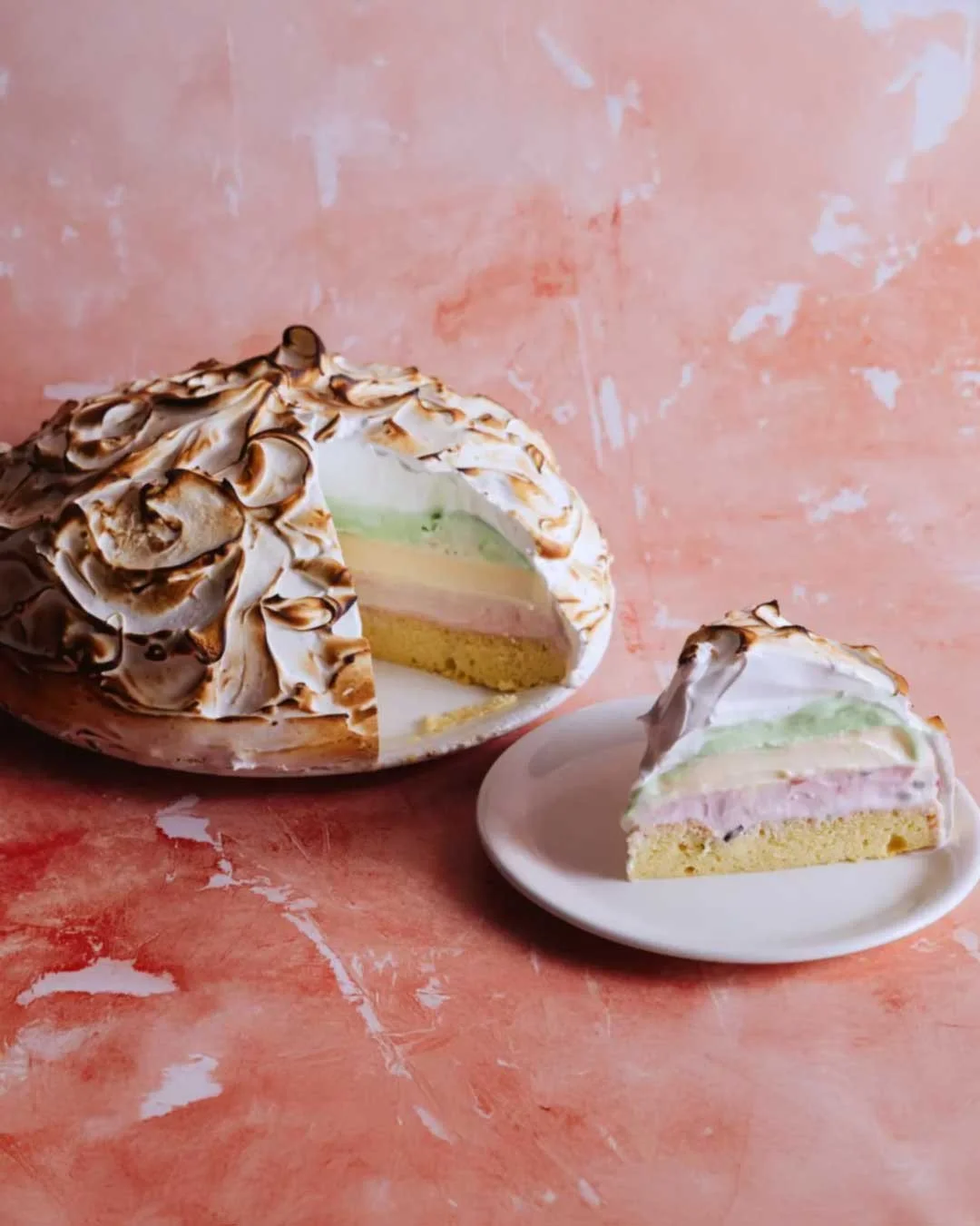 Go big or&hellip; baked Alaska. 🔥⁠
Cake, ice cream, and toasted meringue come together in a dessert that&rsquo;s dramatic, nostalgic, and absolutely worth the effort. This one&rsquo;s for when you&rsquo;re feeding a crowd&mdash;or just feeling ambit