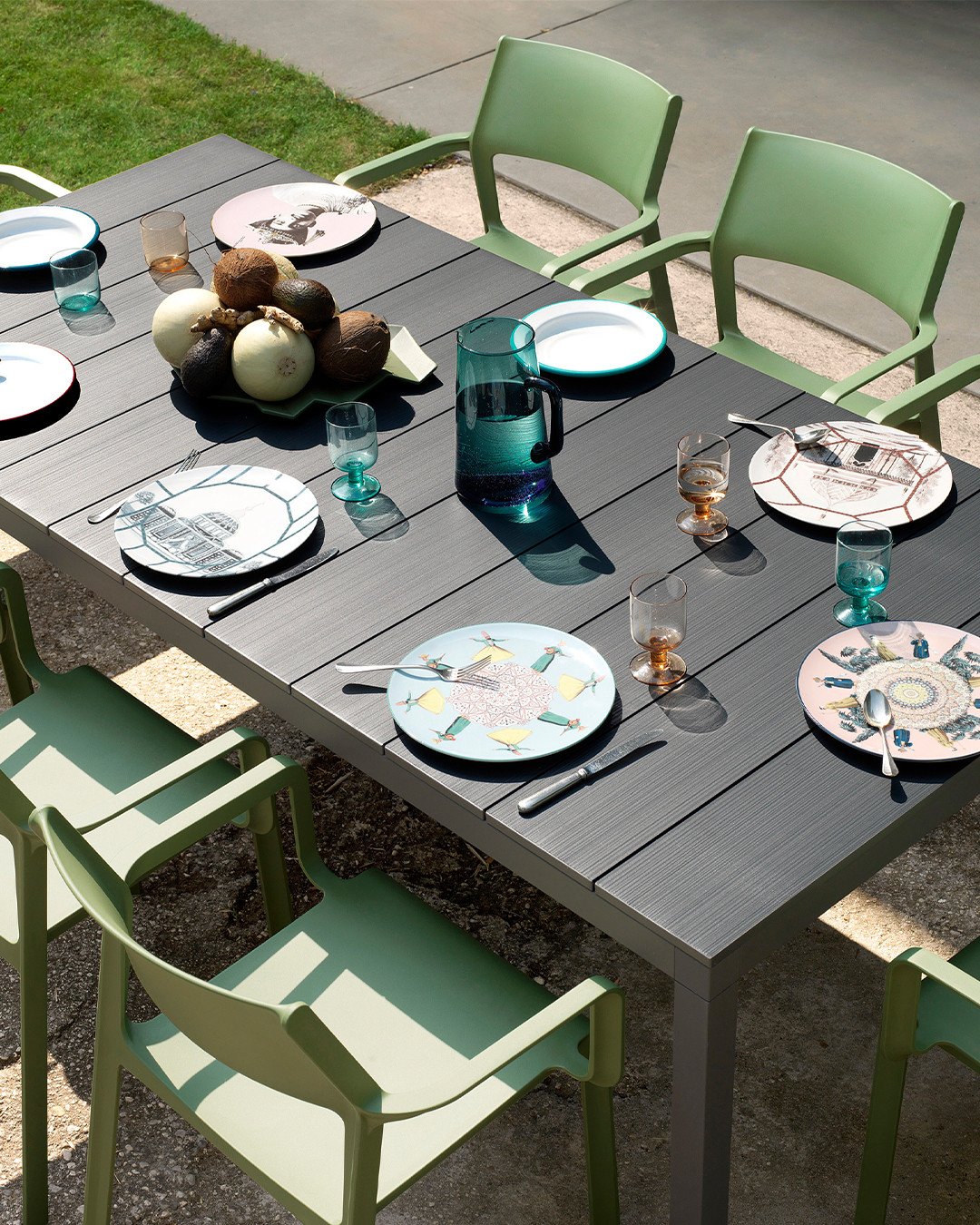 A table that adapts to the moment.⁠
⁠
The Nardi Rio Extension Table is designed to flex with your space, expanding easily when you need more room and keeping a clean, modern profile when you don&rsquo;t. Built with durable, weather resistant material